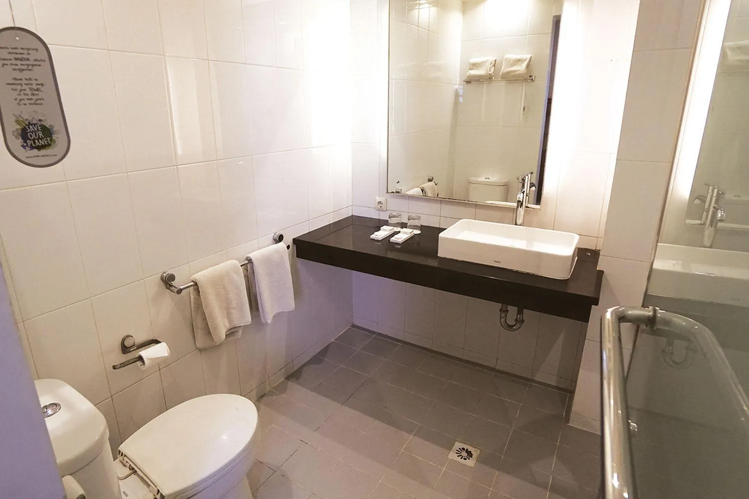 Bathroom in 1O1 URBAN Jakarta Thamrin