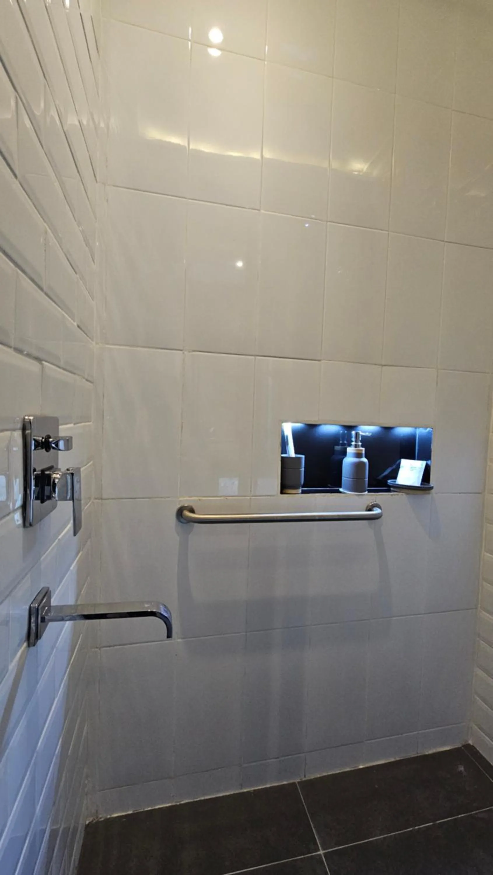 Bathroom in 1O1 URBAN Jakarta Thamrin