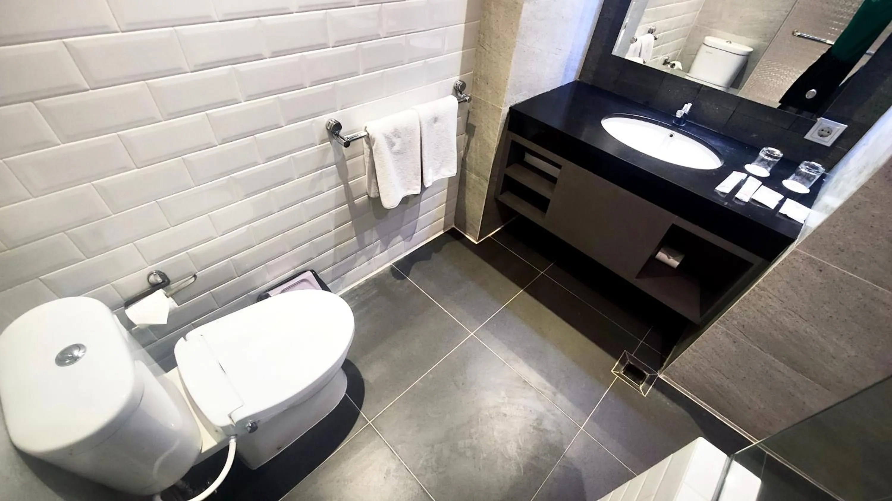 Shower in 1O1 URBAN Jakarta Thamrin