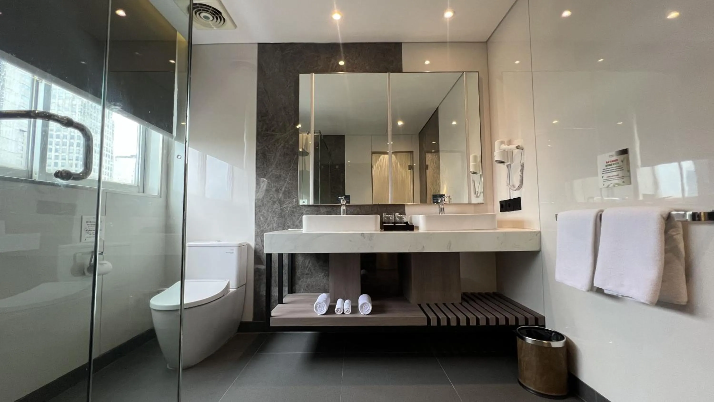 Bathroom in 1O1 URBAN Jakarta Thamrin