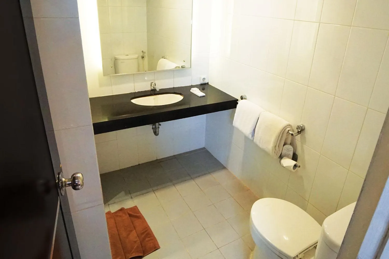 Bathroom in 1O1 URBAN Jakarta Thamrin