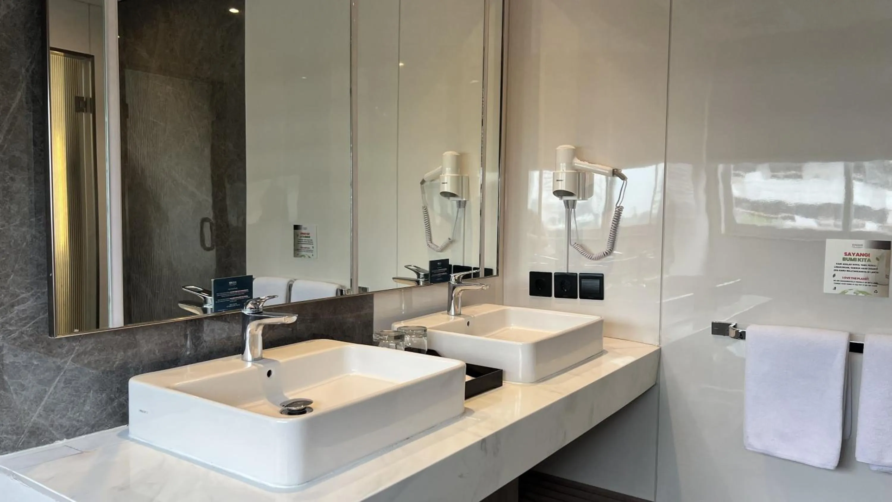 Bathroom in 1O1 URBAN Jakarta Thamrin