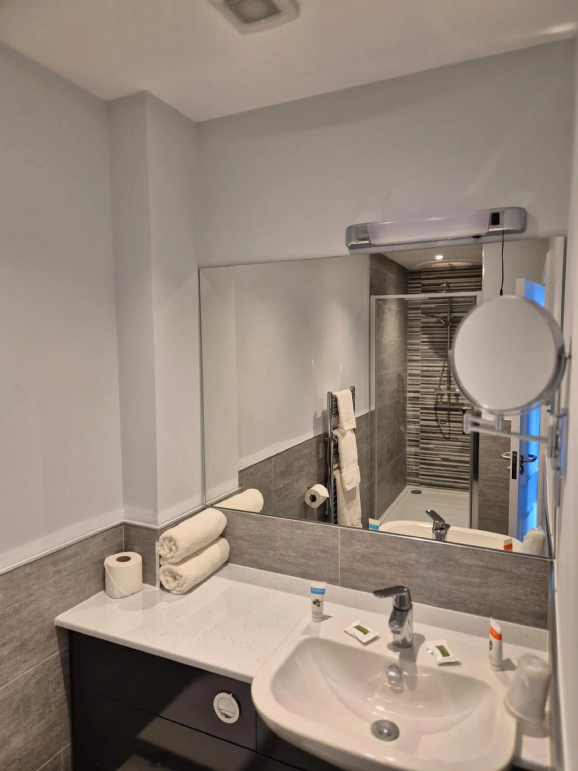 Bathroom in Sunninghill Hotel