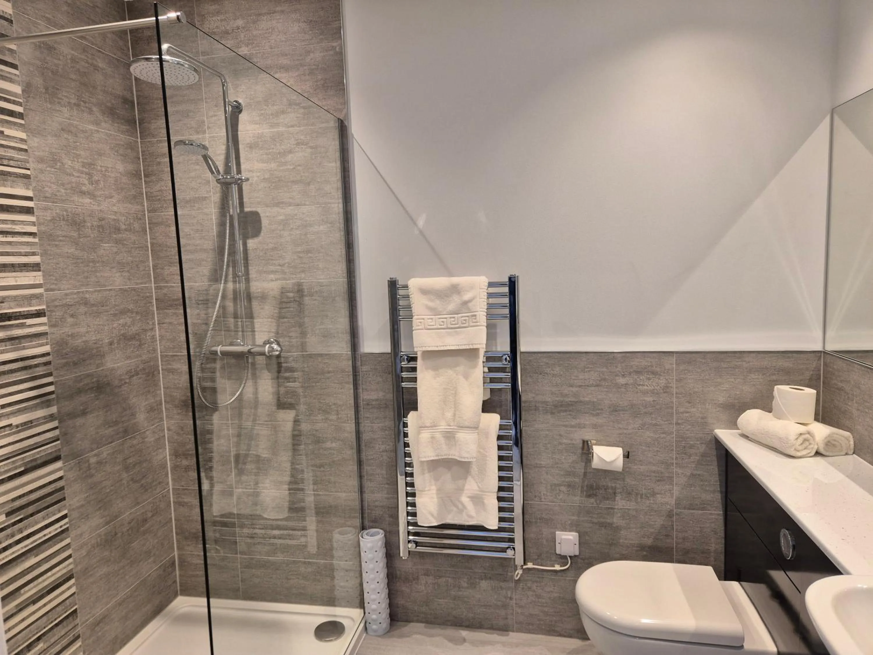 Shower in Sunninghill Hotel