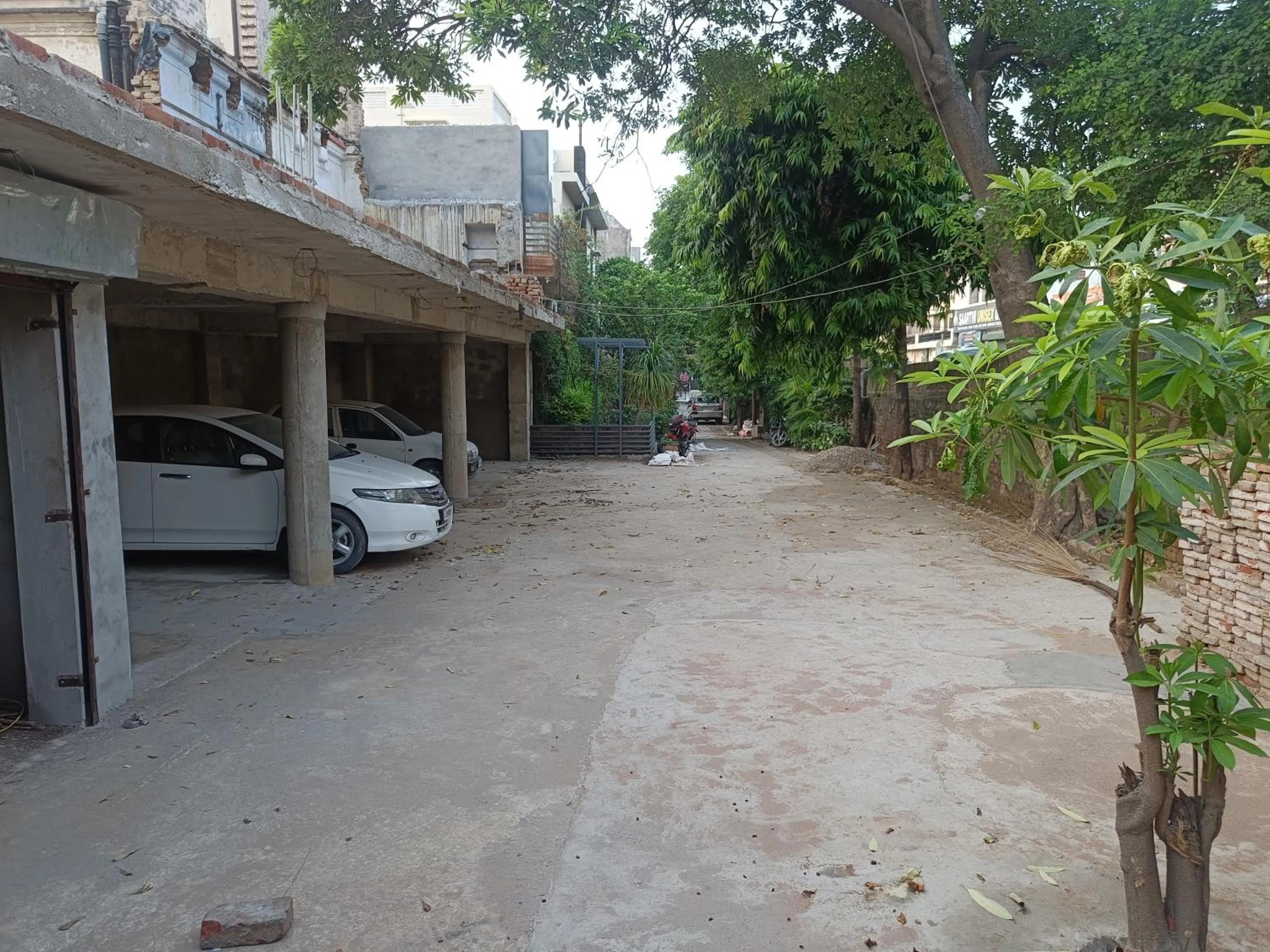 Parking in Samrat Hotel