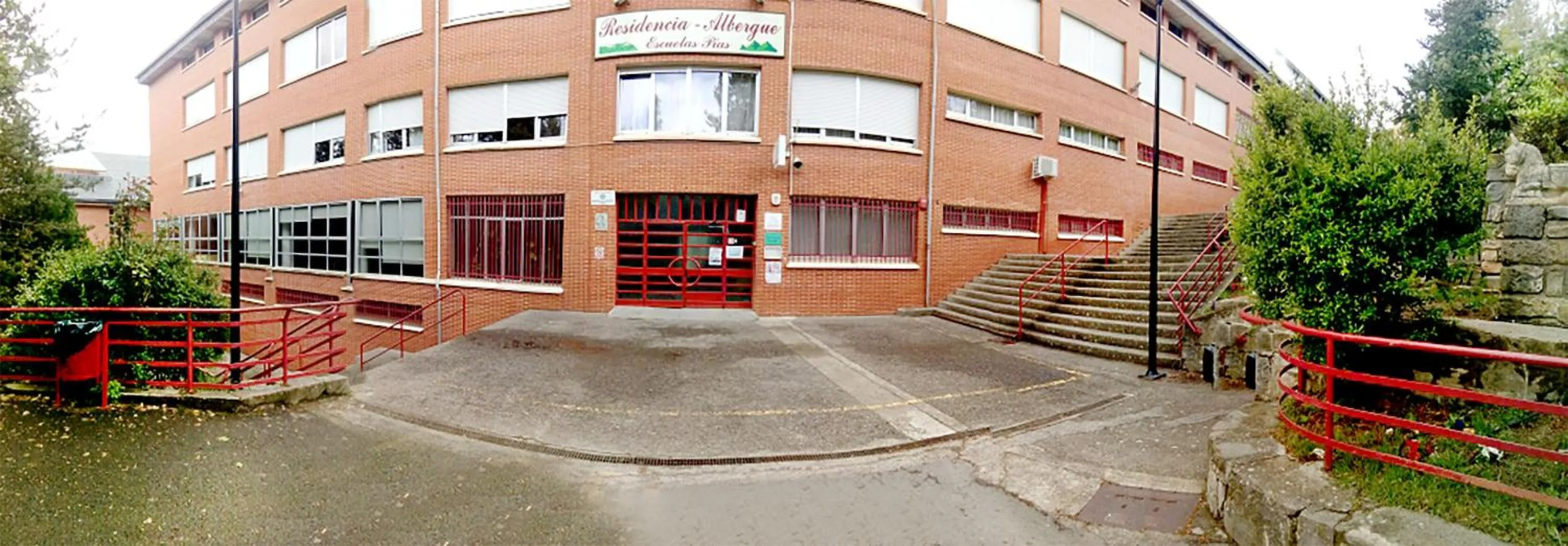 Facade/entrance in Residencia Albergue Jaca