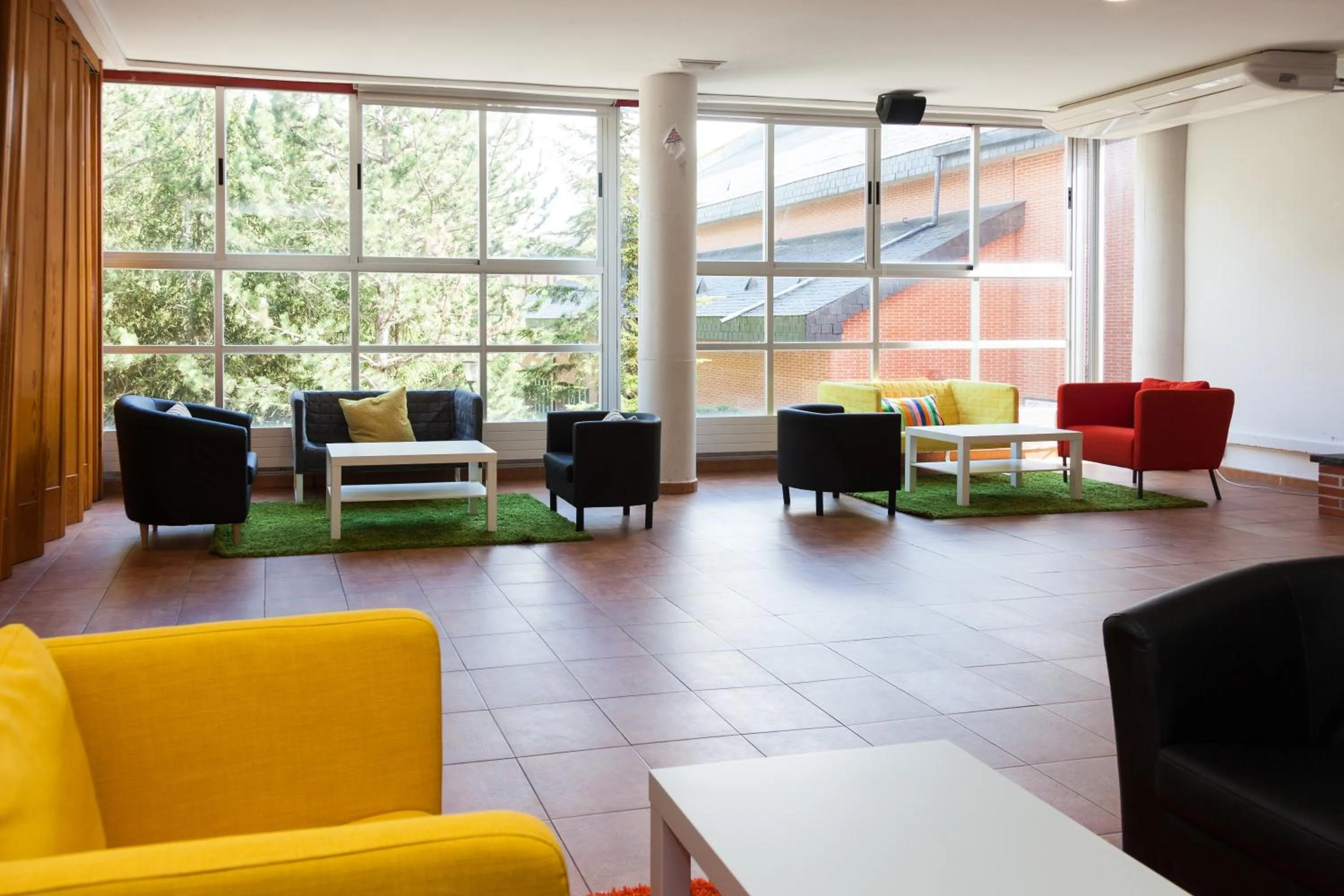 Communal lounge/ TV room in Residencia Albergue Jaca