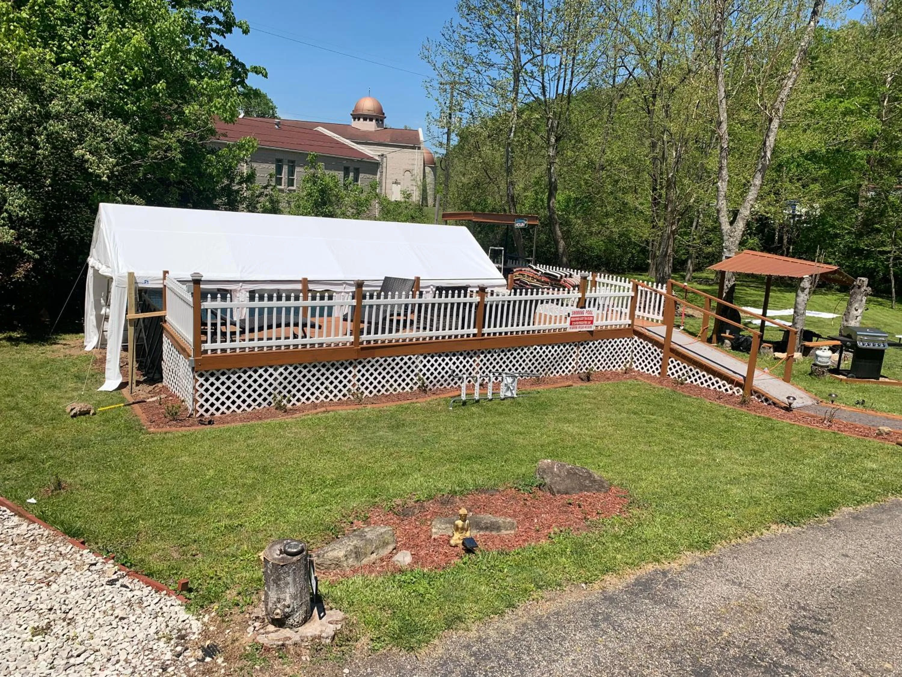 Swimming pool in Log Cabin in the Field