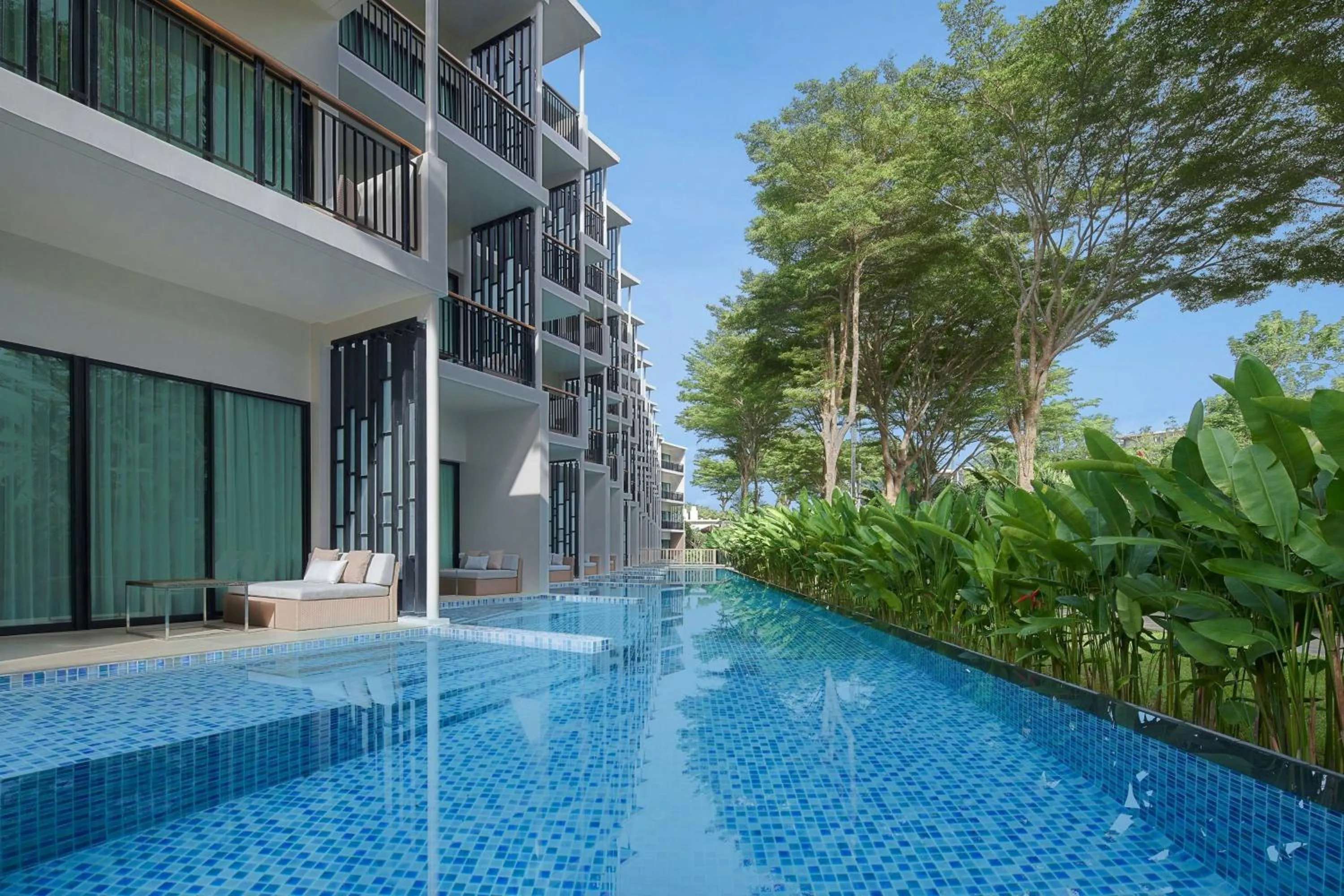 Swimming pool in Le Meridien Phuket Mai Khao Beach Resort