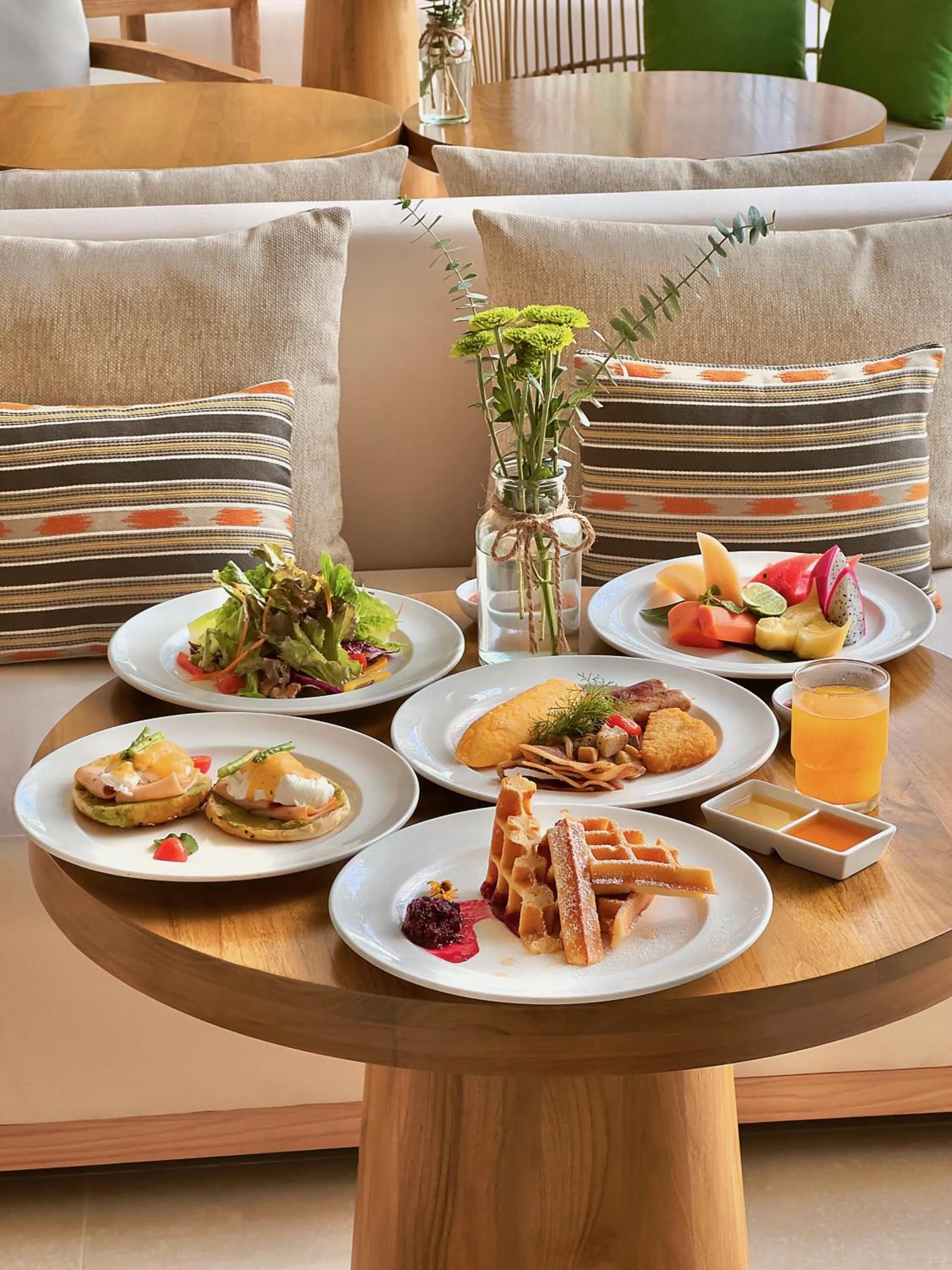 Restaurant/places to eat in Le Meridien Phuket Mai Khao Beach Resort