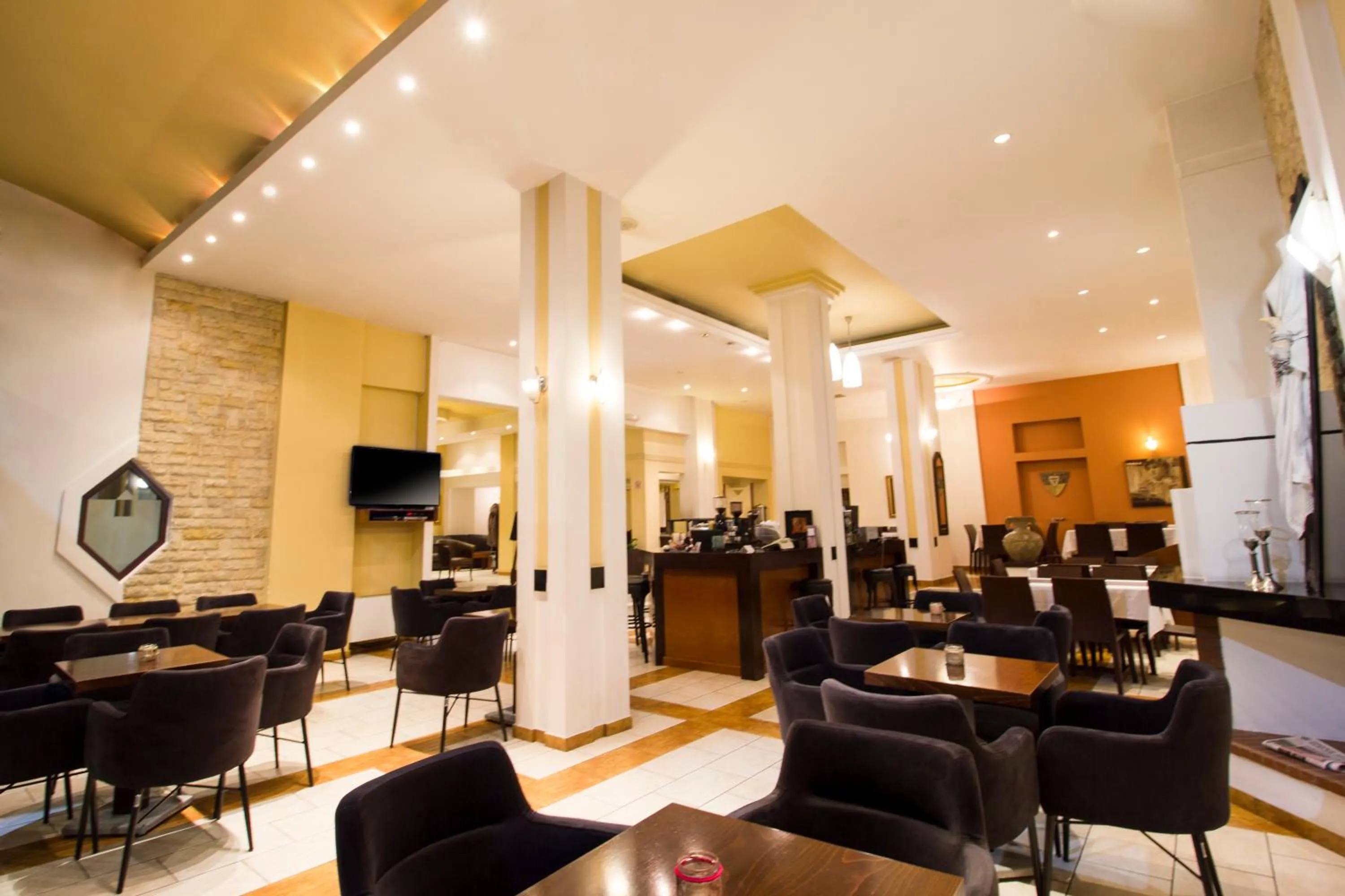 Restaurant/places to eat in Hotel Lithaion