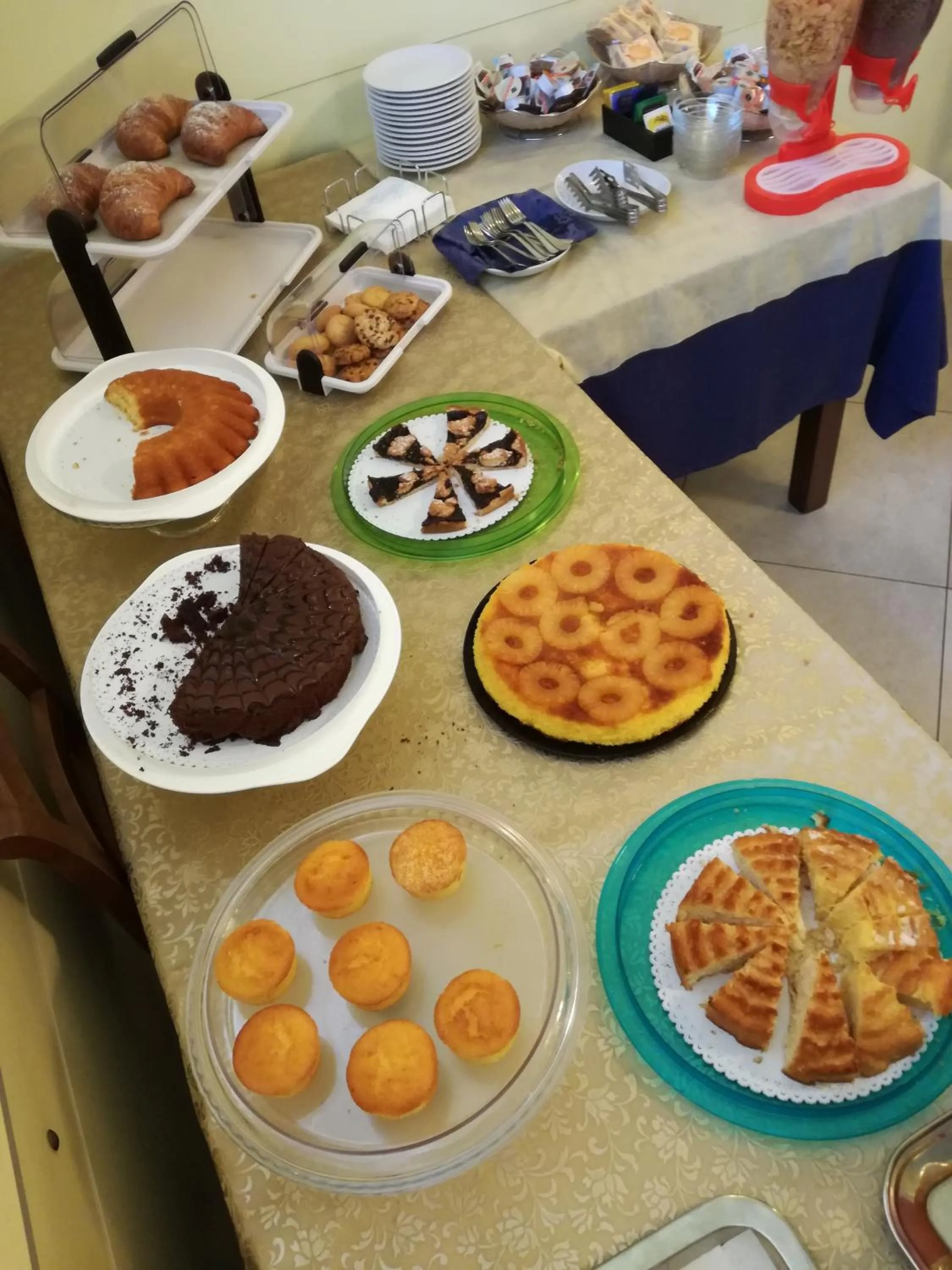 Buffet breakfast in Hotel Aquila