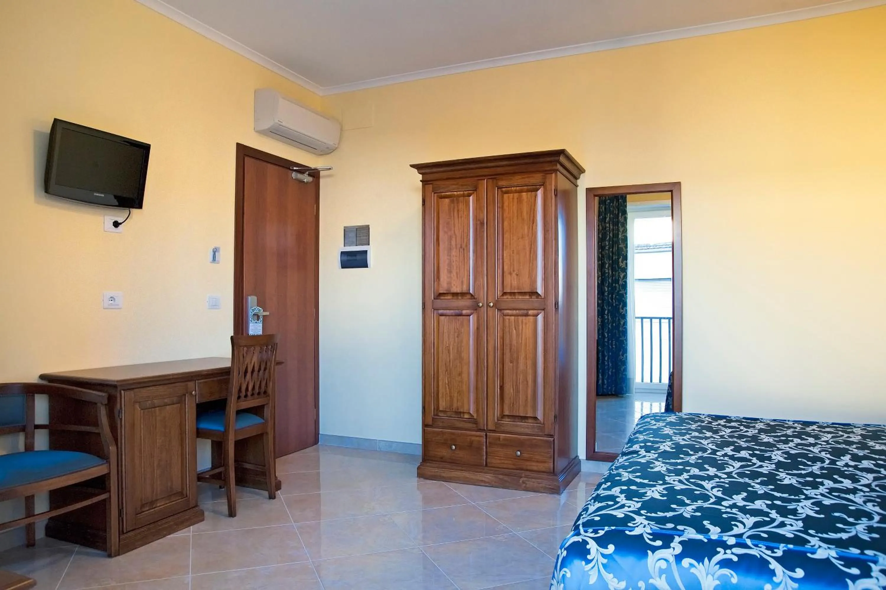 TV and multimedia, Bed in Hotel Aquila