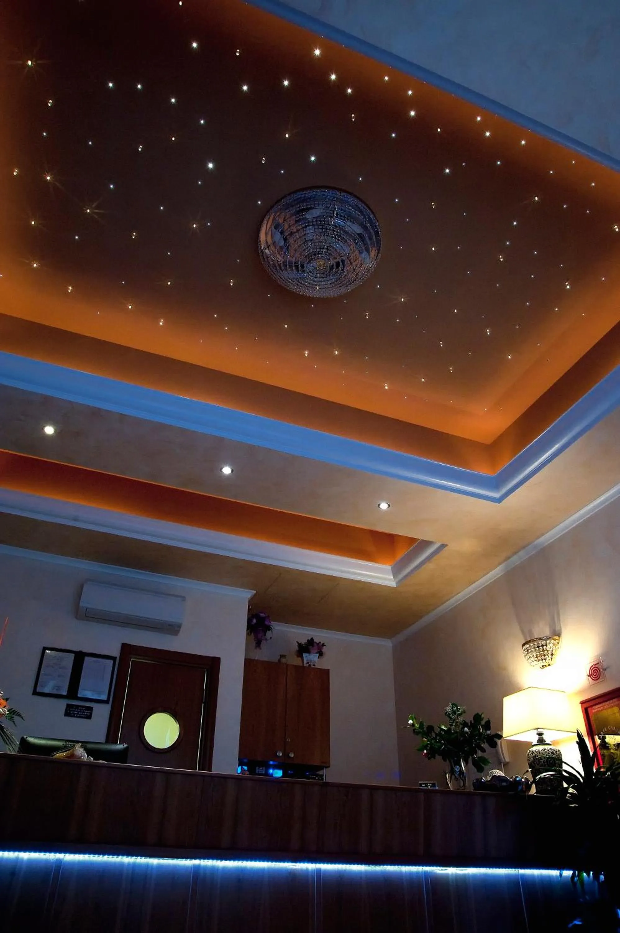 Communal lounge/ TV room in Hotel Aquila