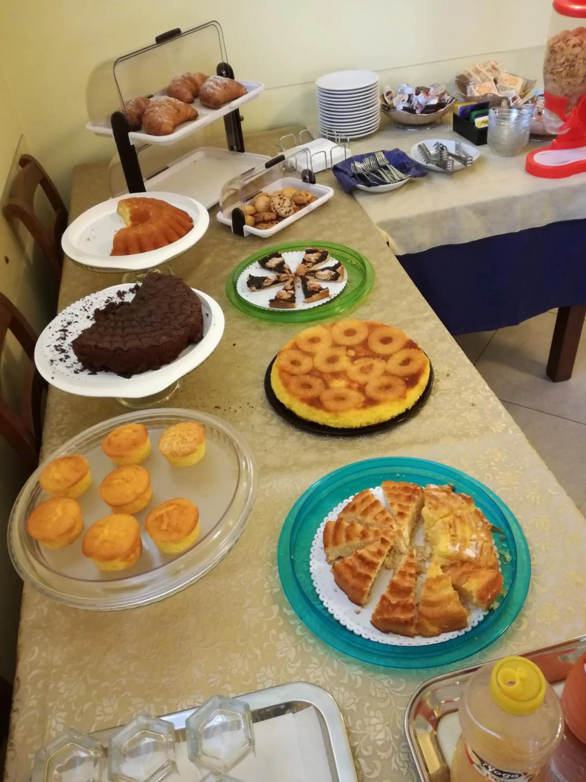 Buffet breakfast in Hotel Aquila