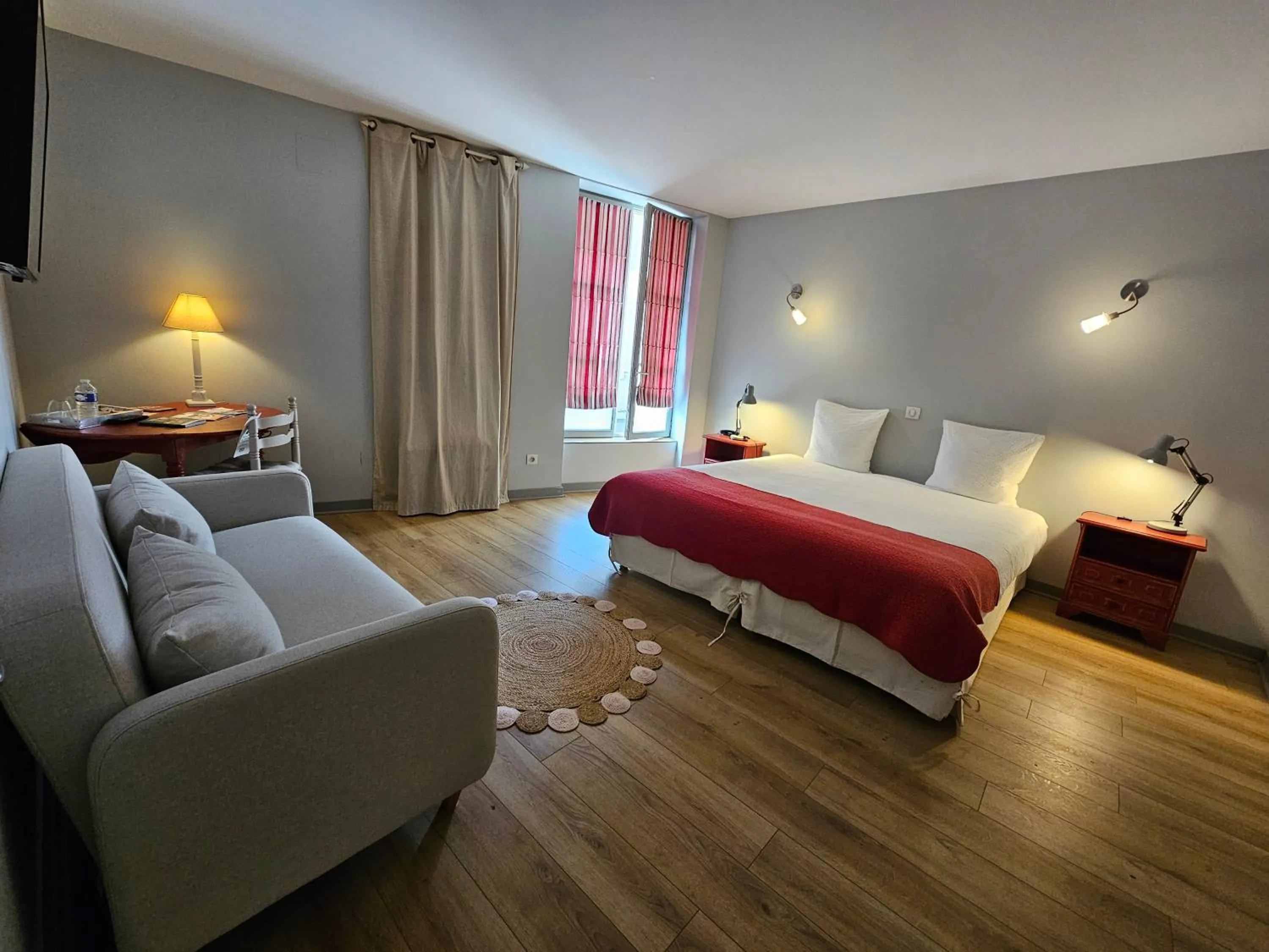 Bed in Logis Hôtel Restaurant Relais de la Mothe