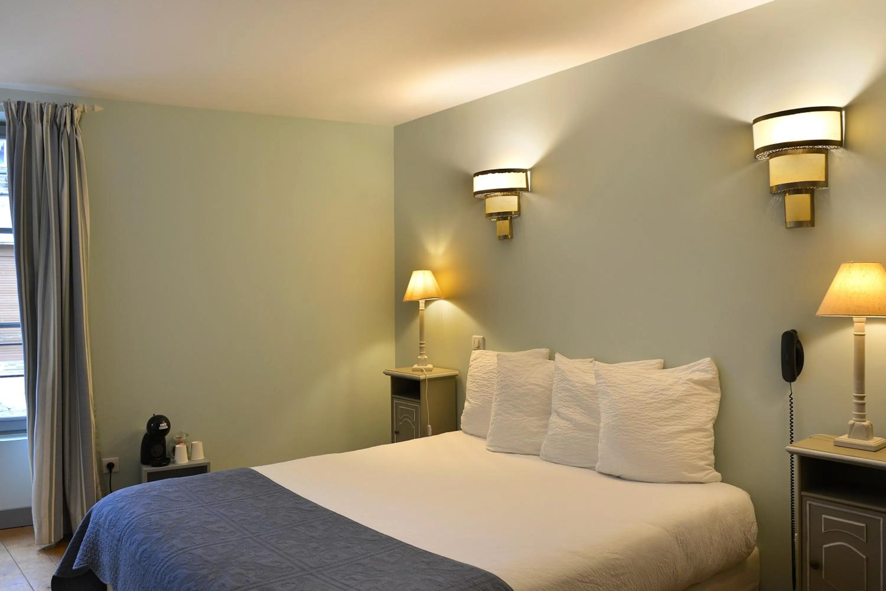 Bed in Logis Hôtel Restaurant Relais de la Mothe