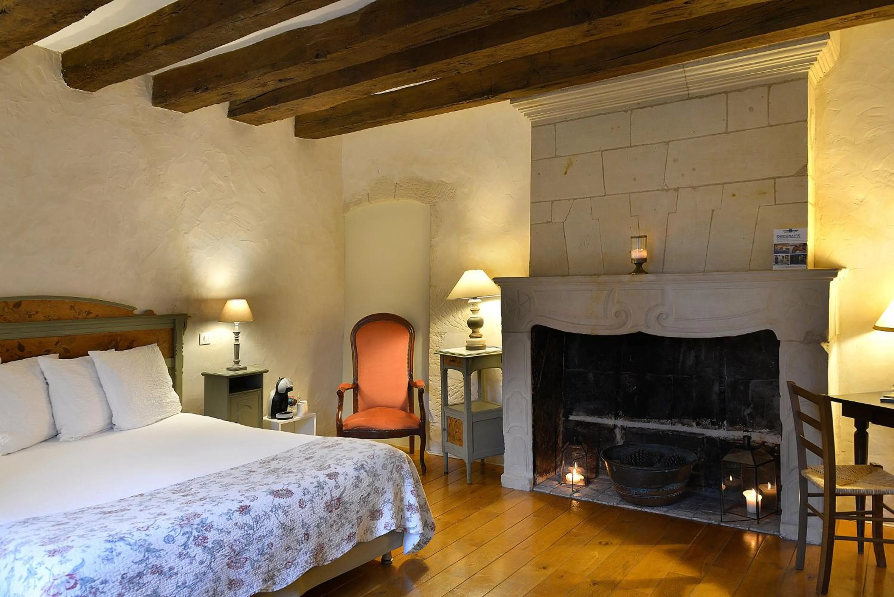 Bed in Logis Hôtel Restaurant Relais de la Mothe