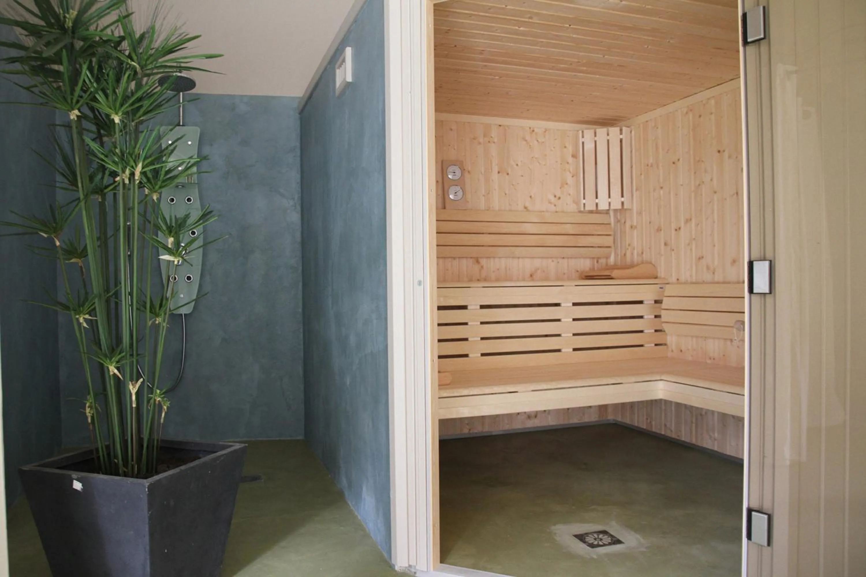 Sauna in Logis Hôtel Restaurant Relais de la Mothe