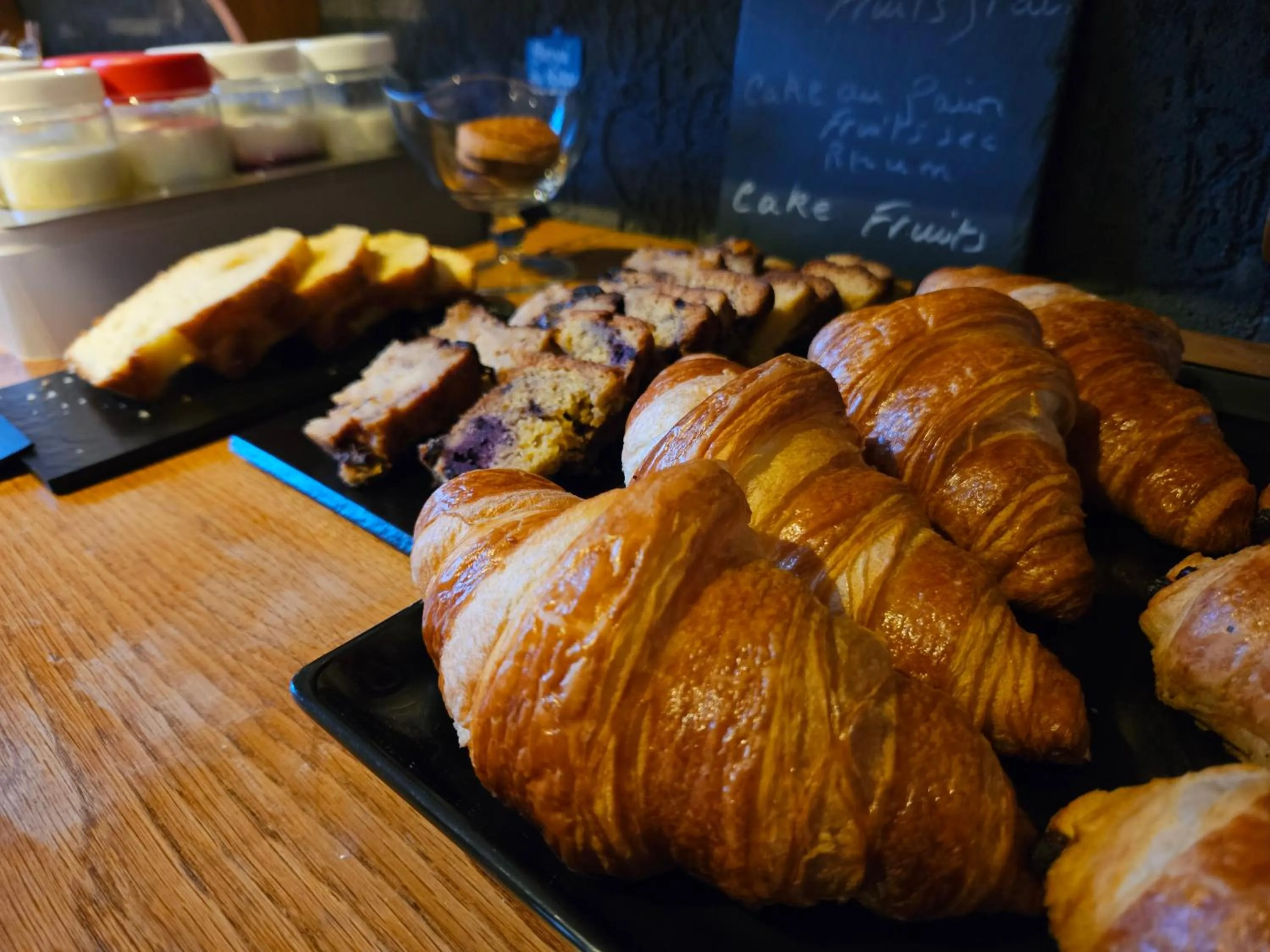 Buffet breakfast in Logis Hôtel Restaurant Relais de la Mothe