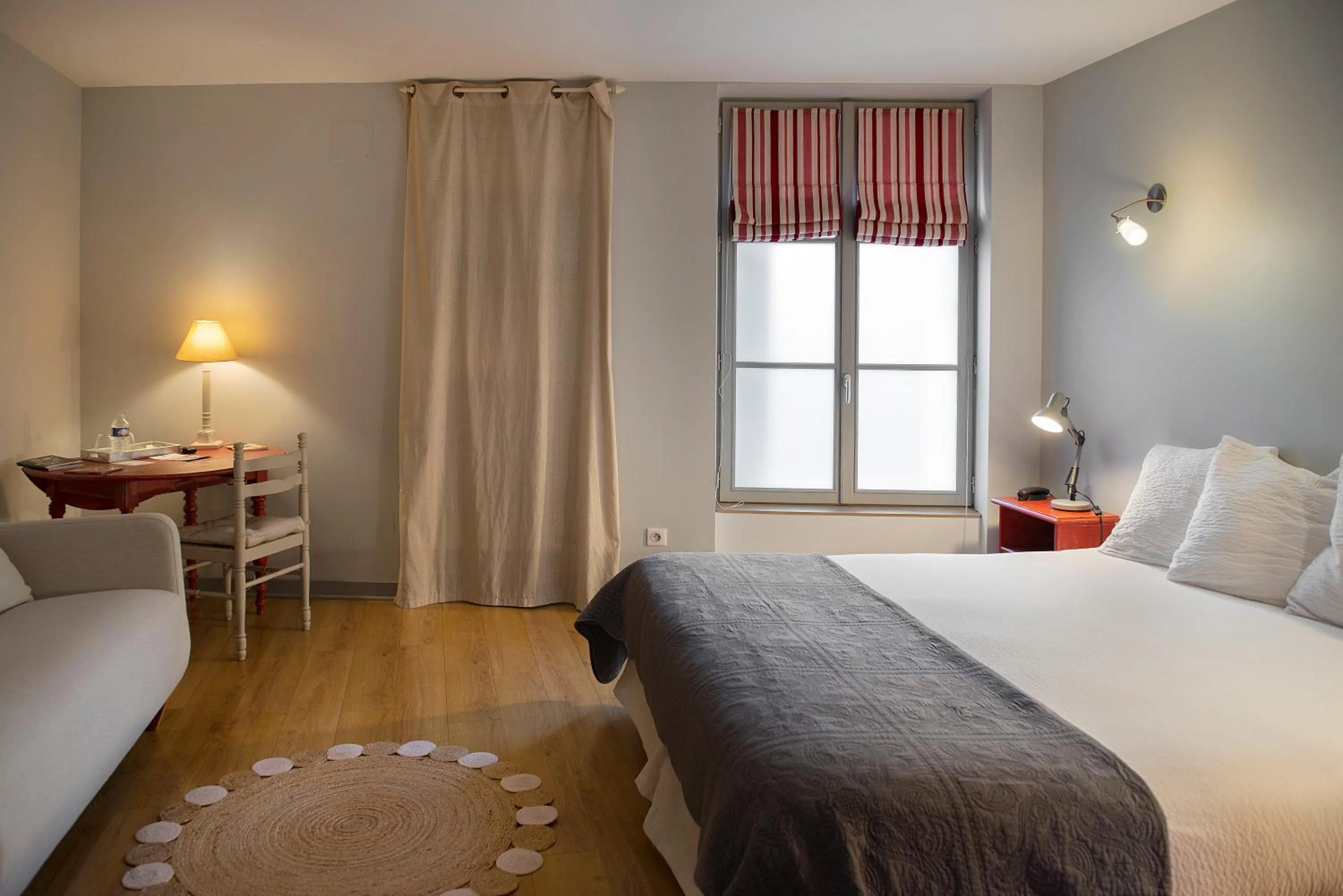 Bed in Logis Hôtel Restaurant Relais de la Mothe