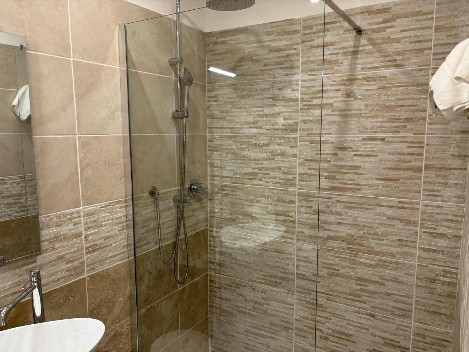 Shower in Hotel Boccascena