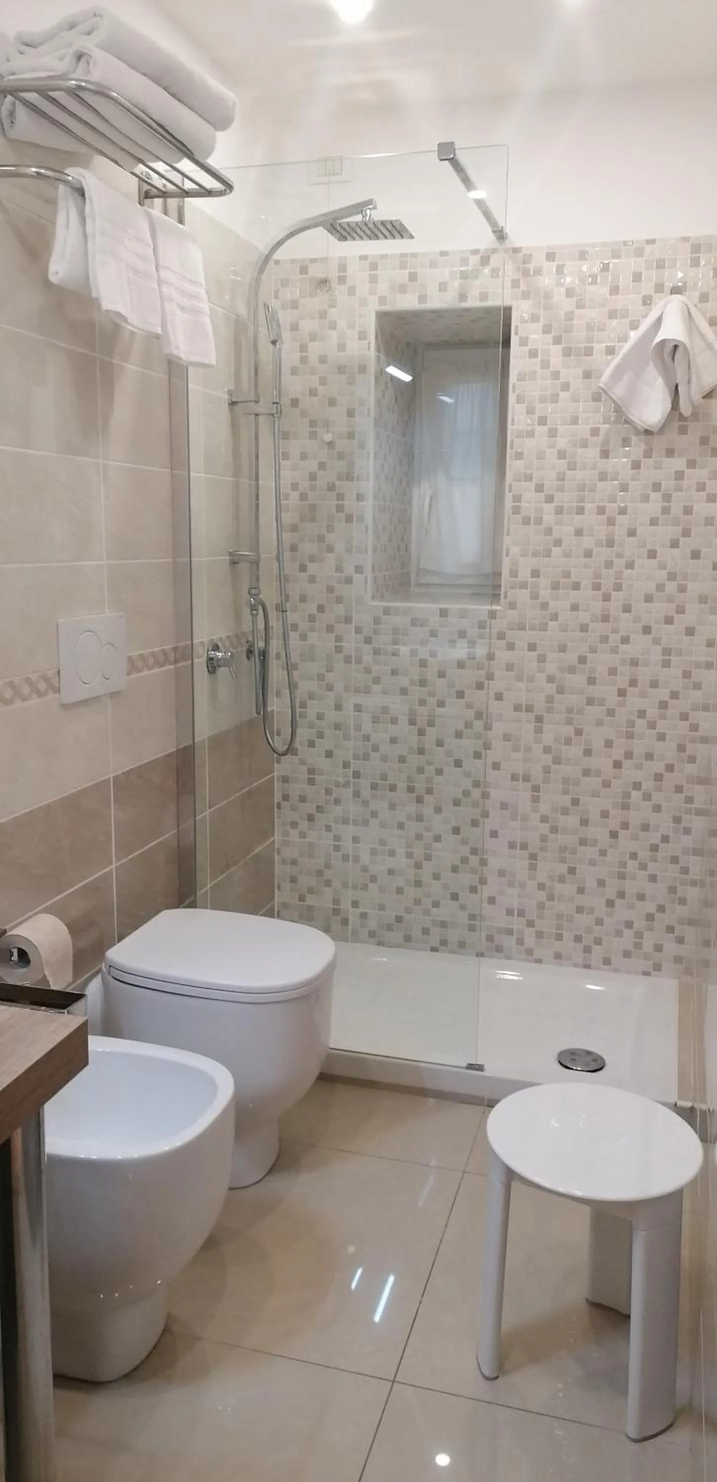 Shower in Hotel Boccascena