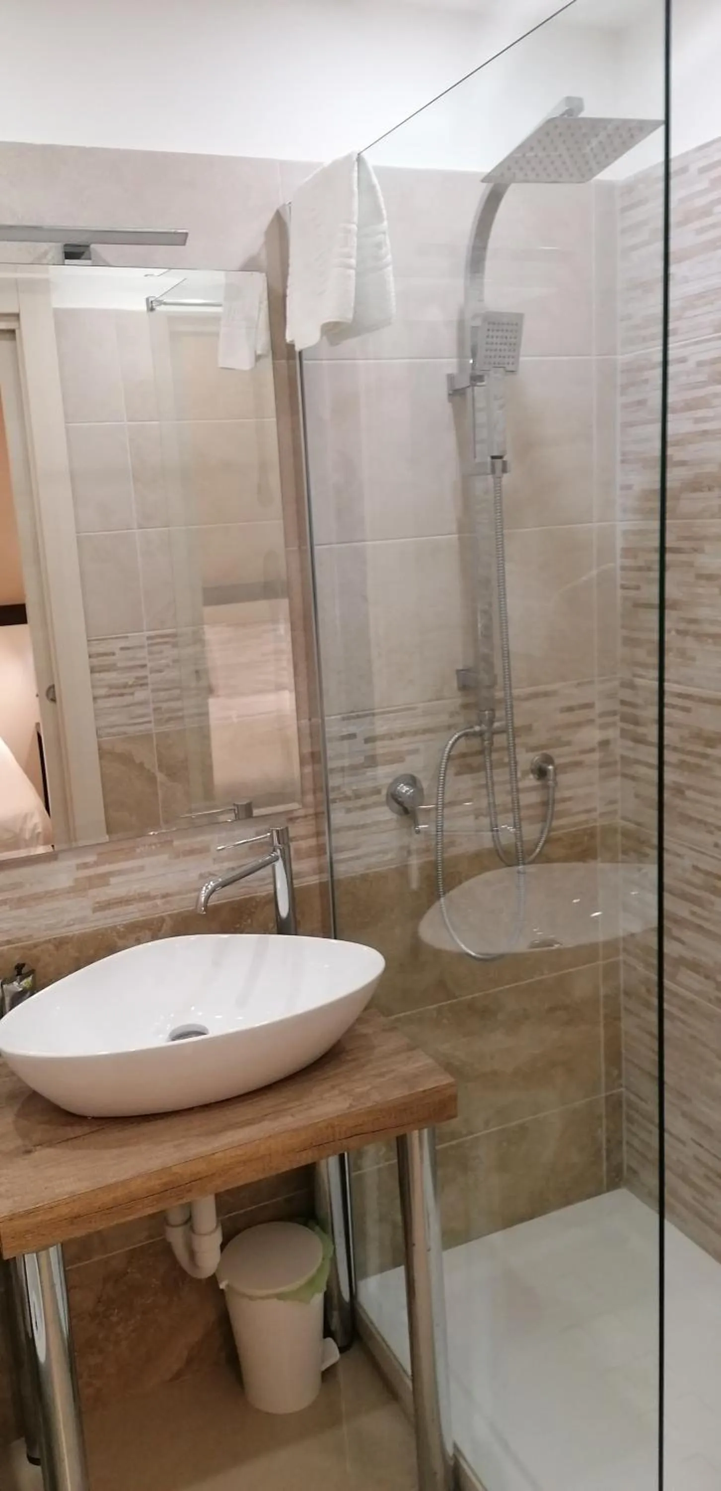 Shower in Hotel Boccascena