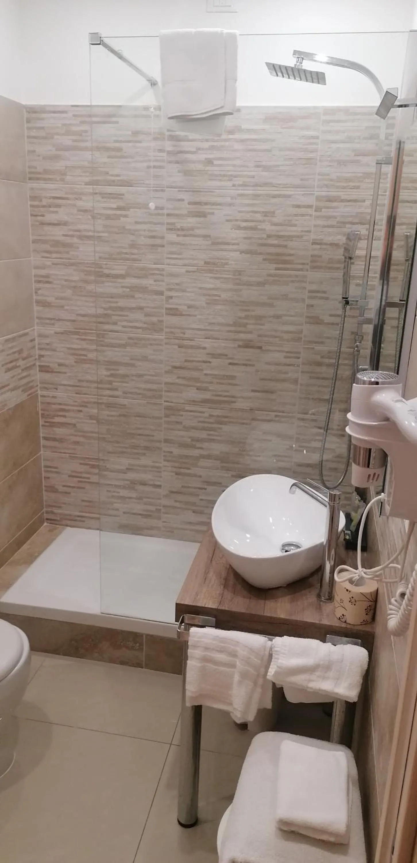 Shower in Hotel Boccascena