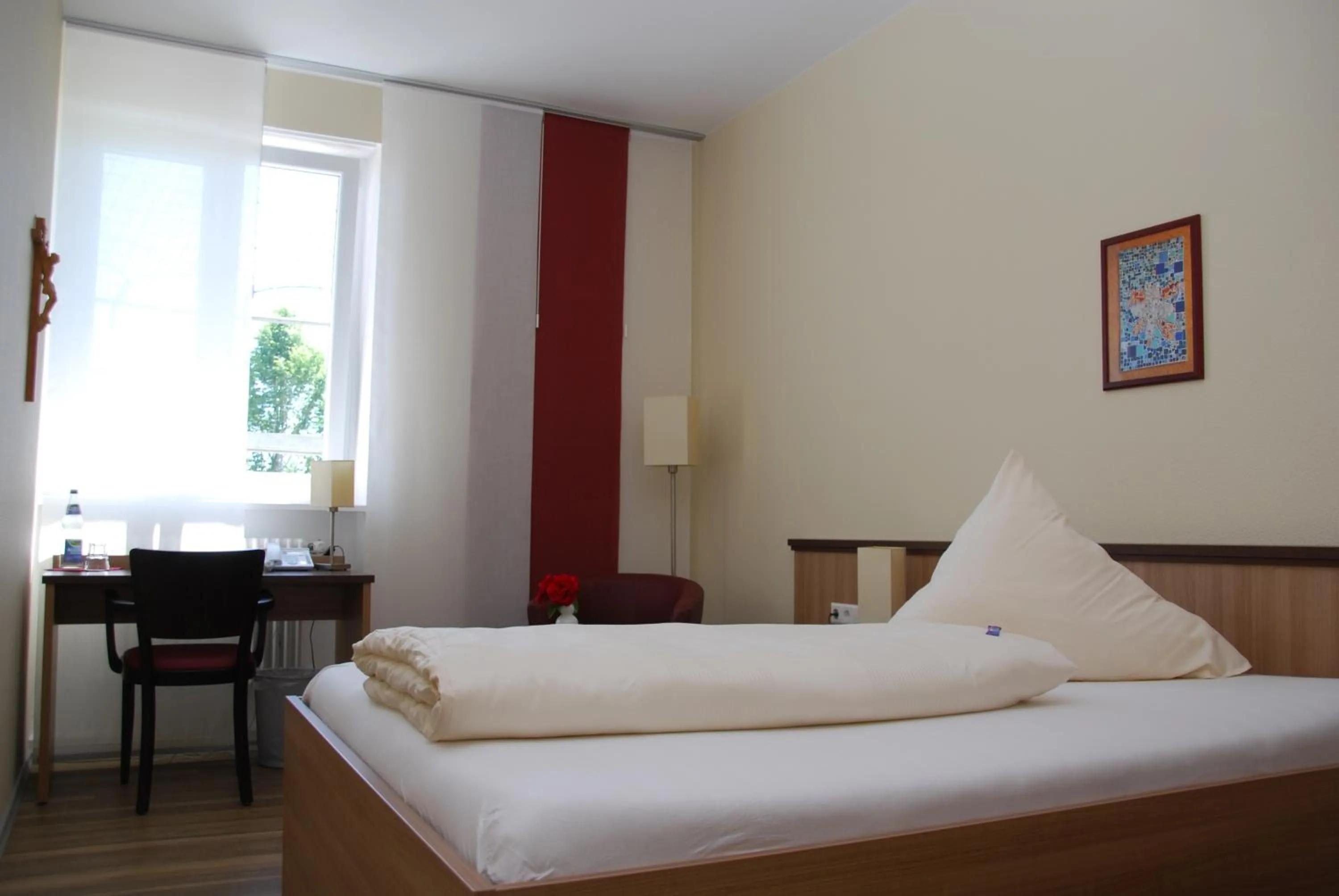 Photo of the whole room, Bed in Tagungshaus Regina Pacis