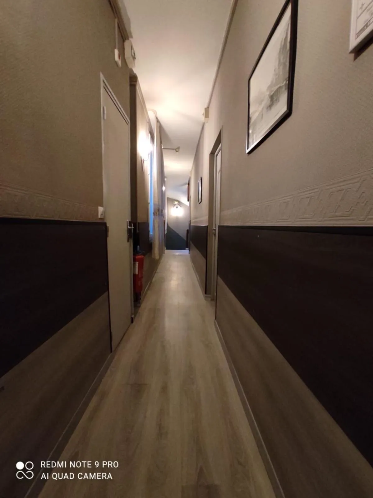 Text overlay in Hotel Le Bon Moine