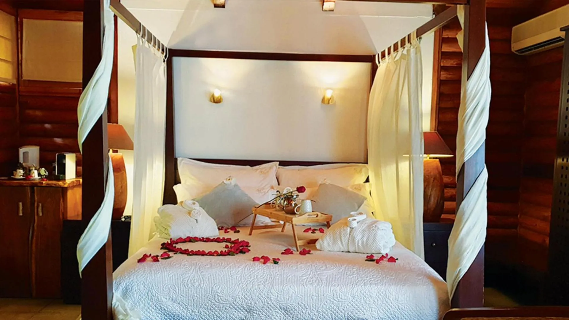 Bed in Lodge Roche Tamarin