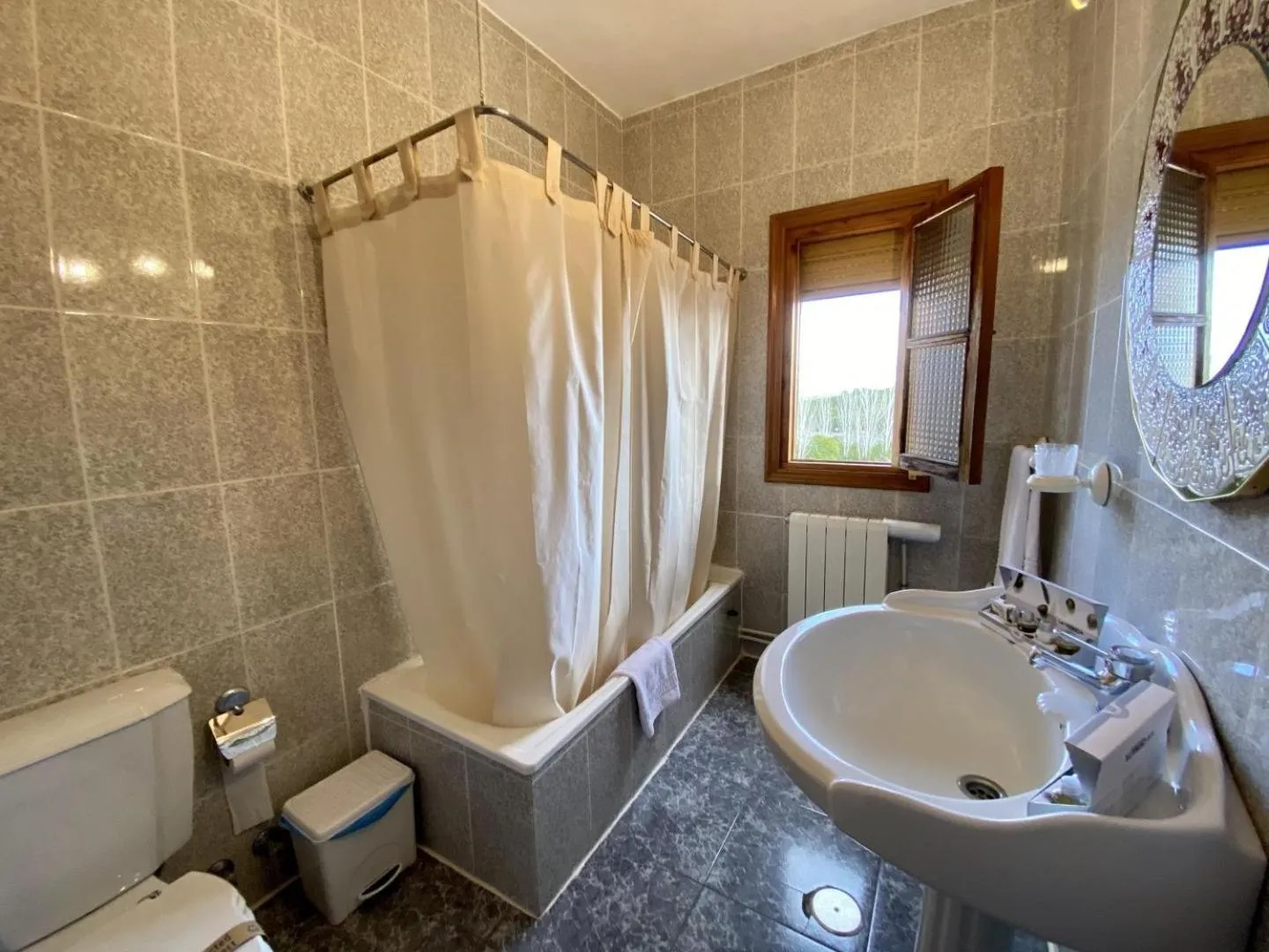 Bathroom in El Mesón de Despeñaperros