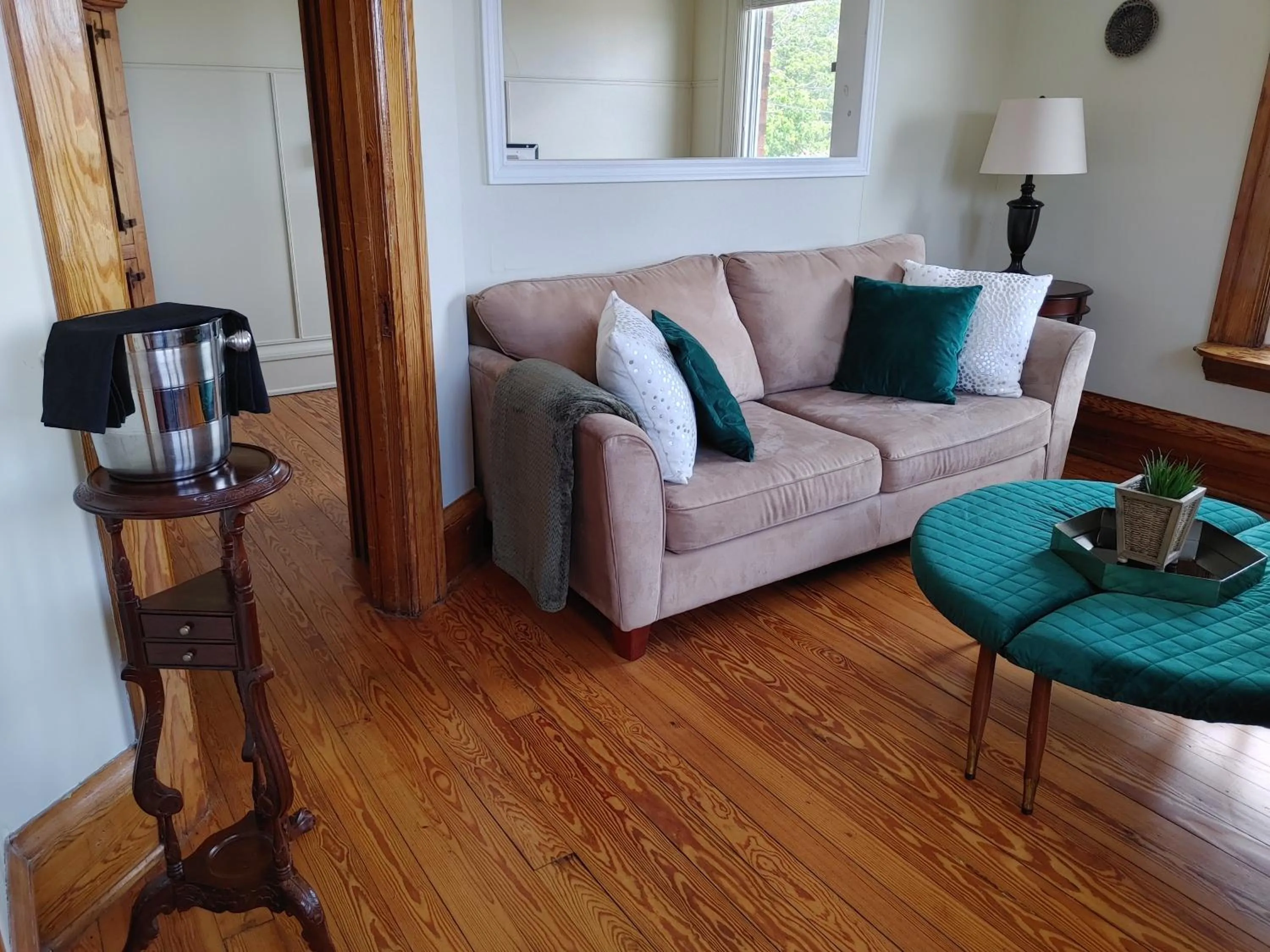 Living room in Stonewater Manor B&B