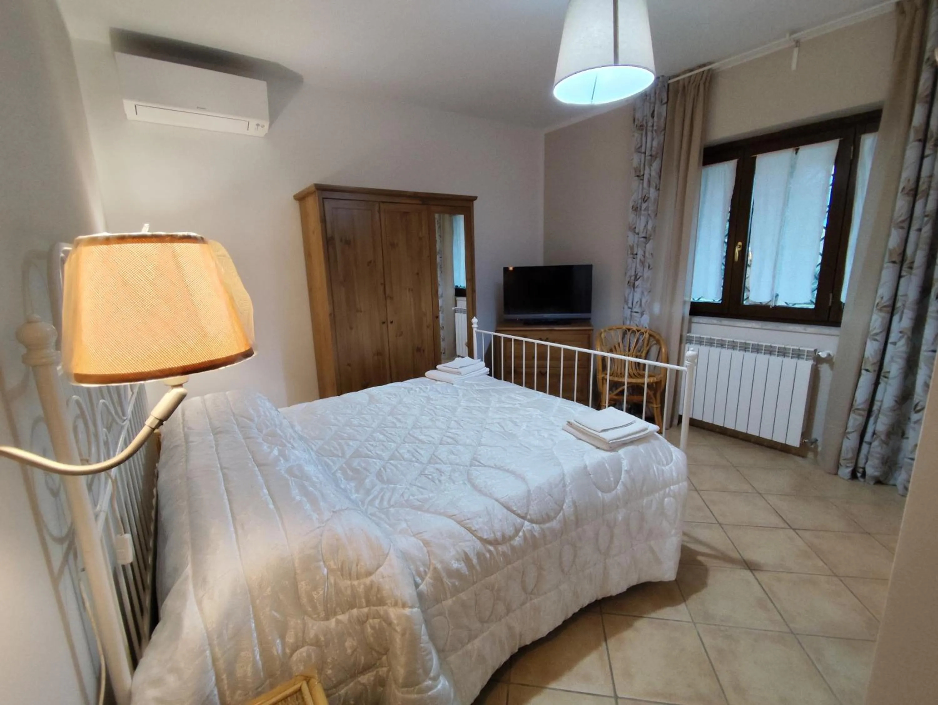 Photo of the whole room, Bed in Villa Cristina