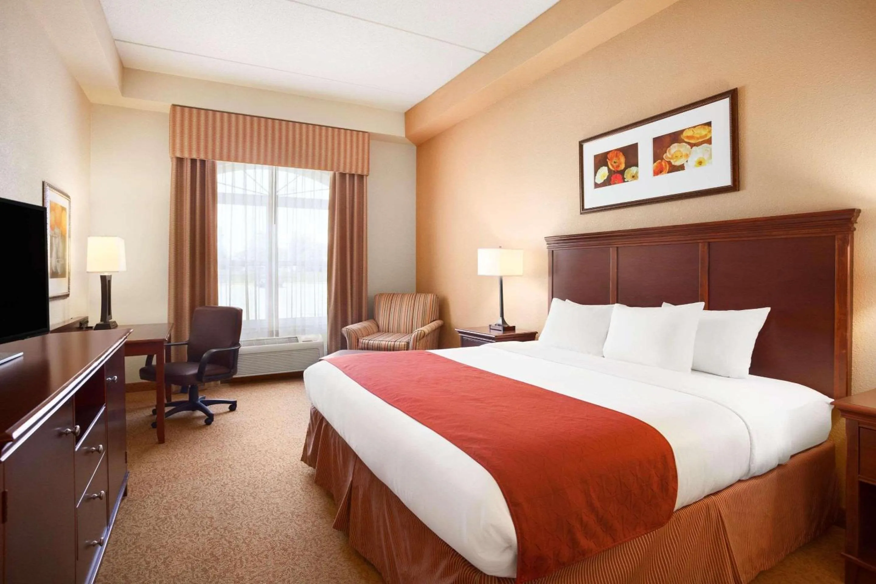 Bedroom in Country Inn & Suites by Radisson, Lexington Park (Patuxent River Naval Air Station), MD