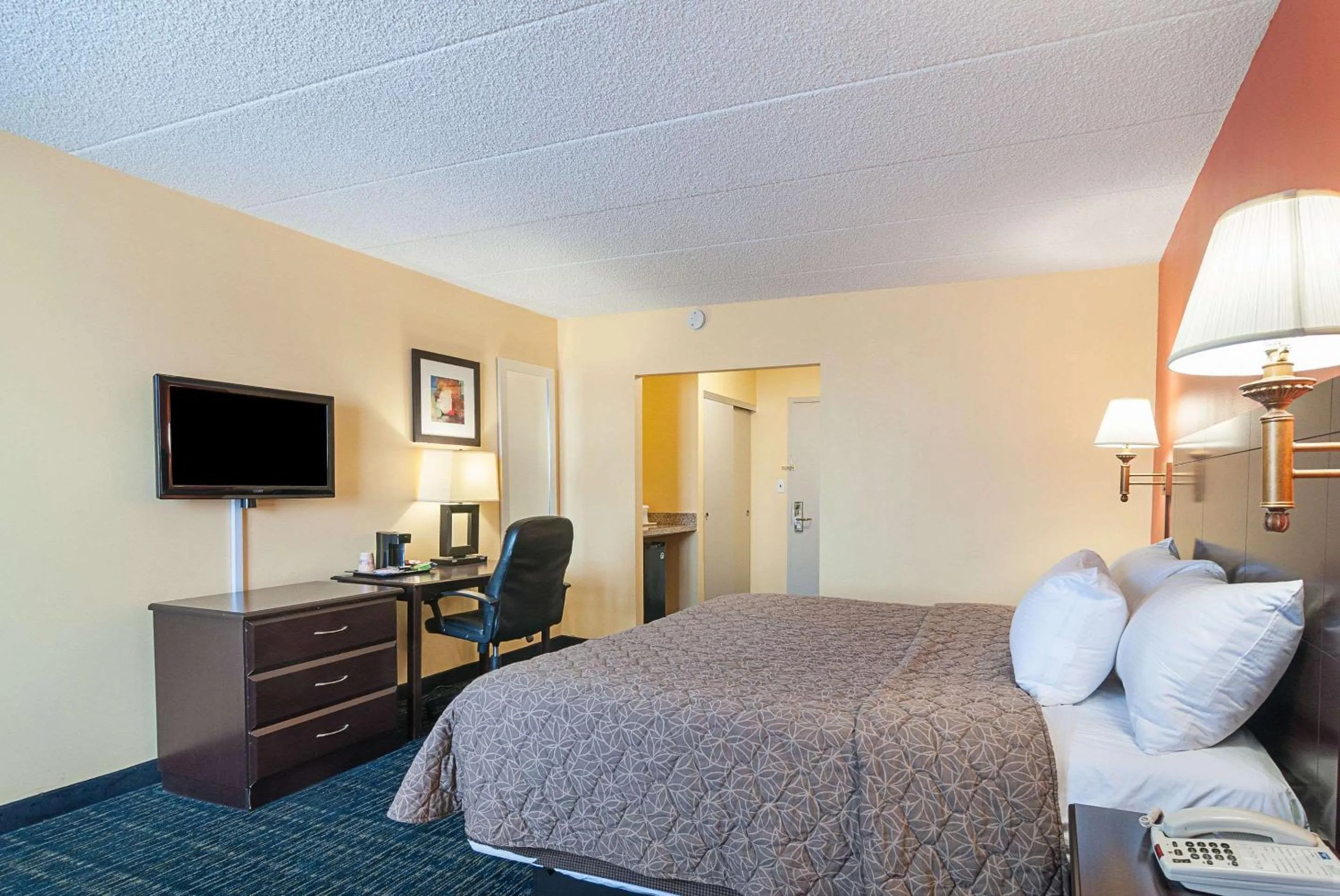 Bedroom, Bed in Rodeway Inn Meadowlands