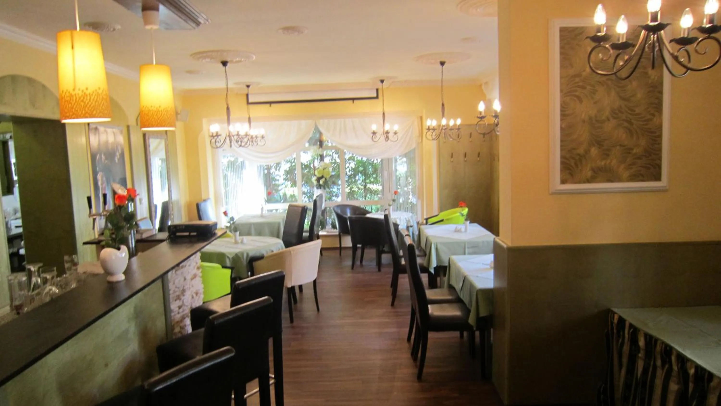 Restaurant/places to eat in Ahorn Hotel