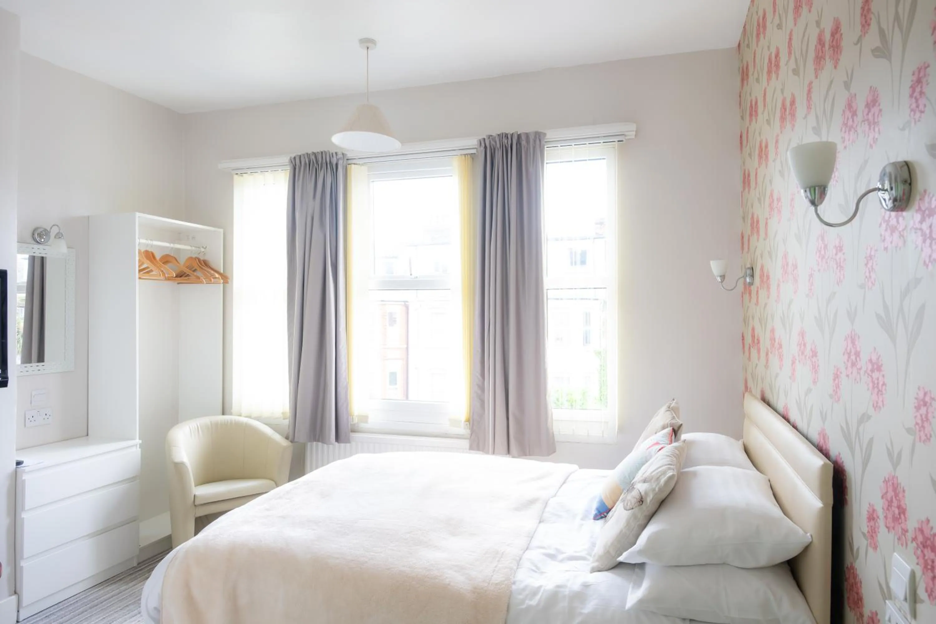 Bedroom, Bed in Dene House