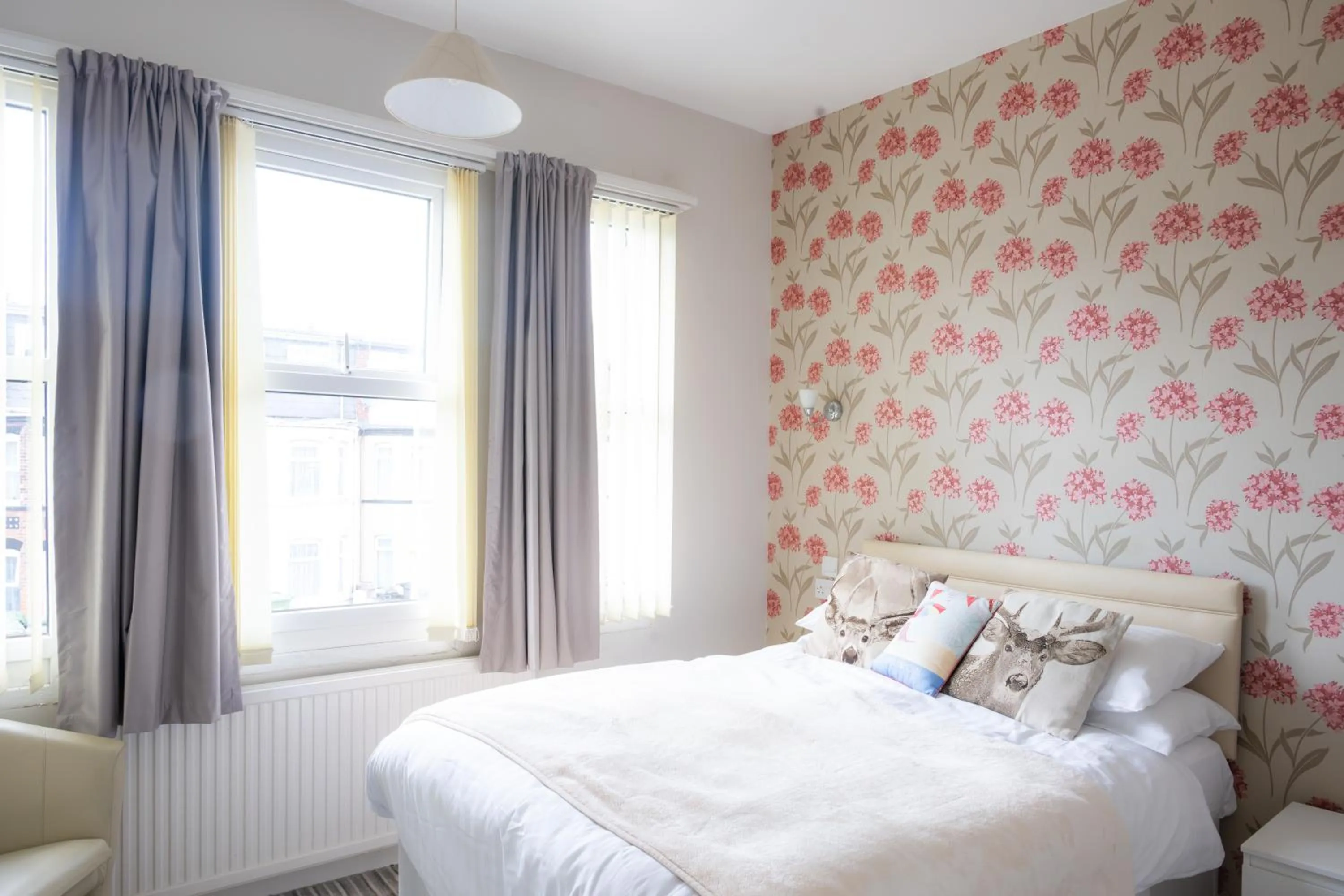 Bedroom, Bed in Dene House