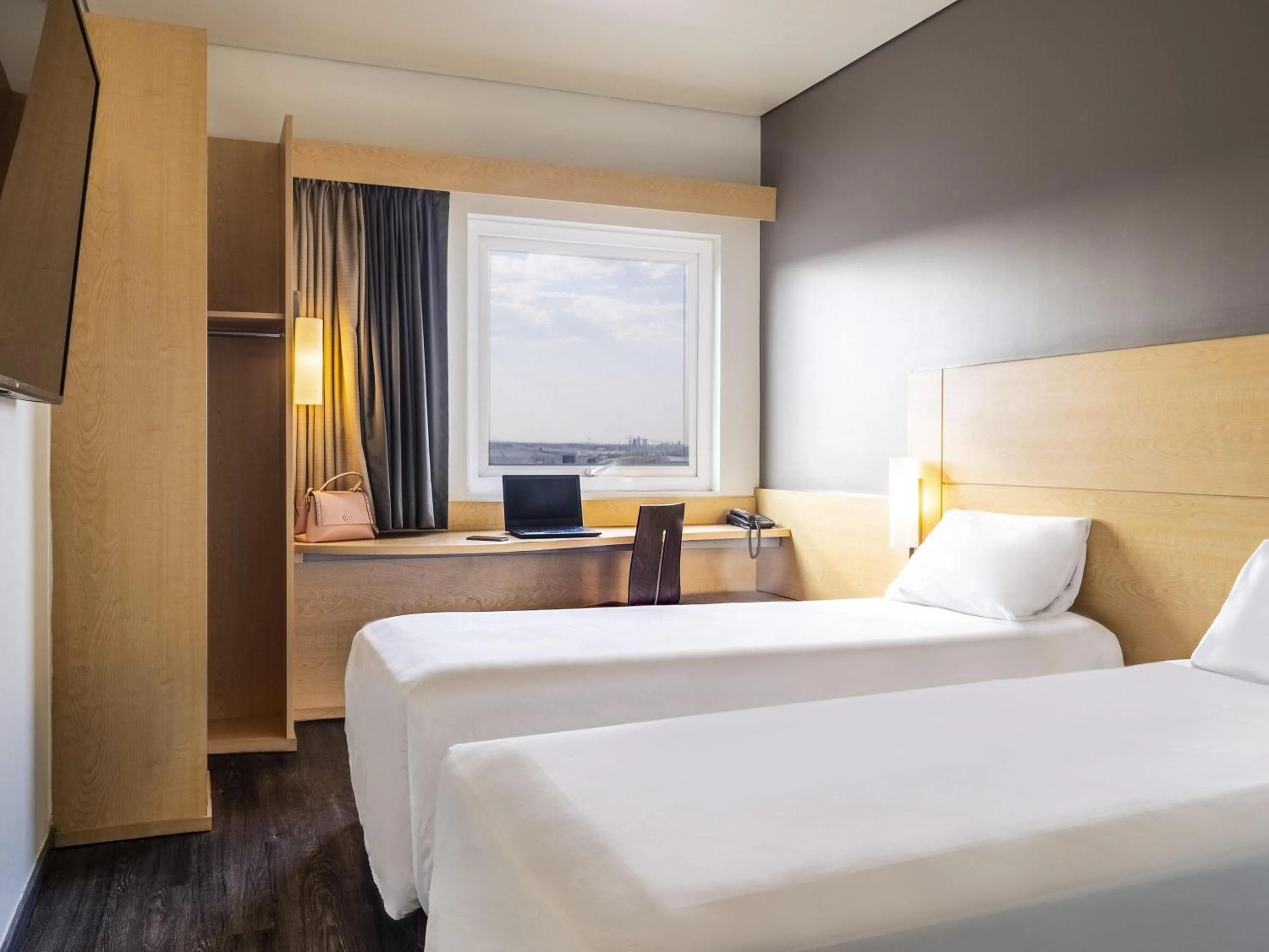 Bedroom, Bed in Ibis Chihuahua