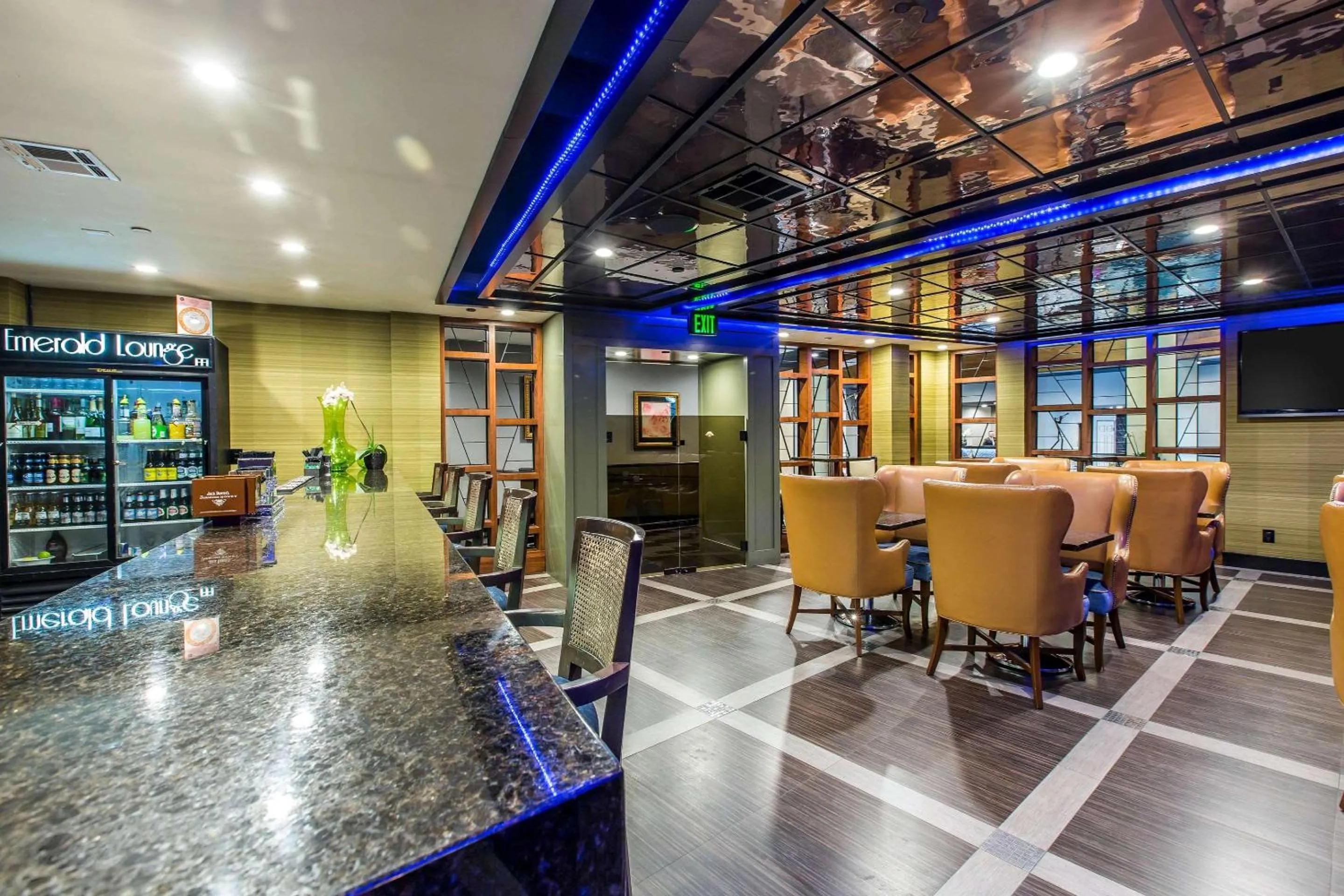 Lounge or bar in voco Laguna Hills by IHG
