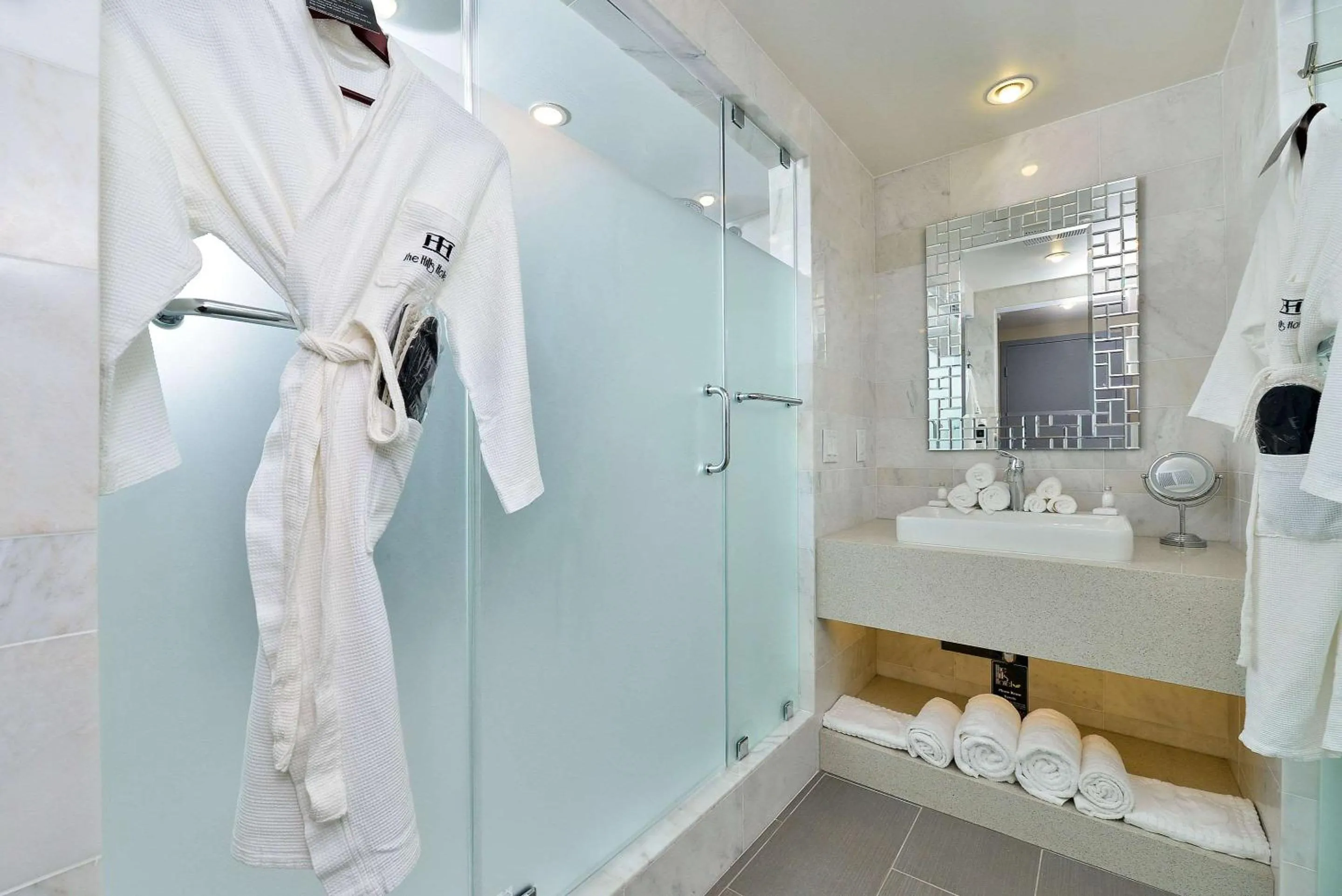 Photo of the whole room in voco Laguna Hills by IHG