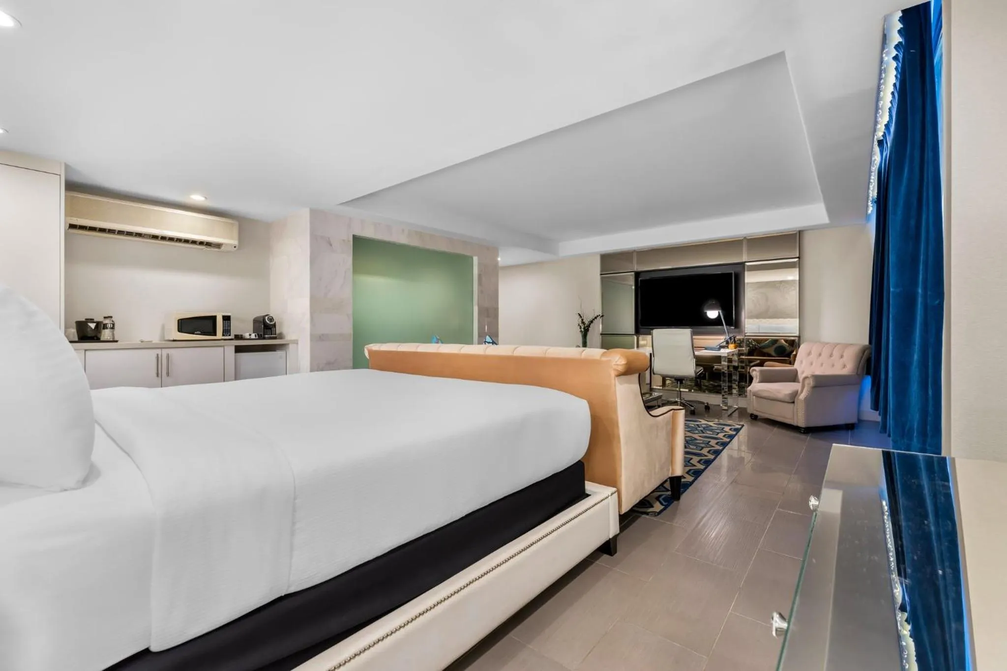 Photo of the whole room, Bed in voco Laguna Hills by IHG