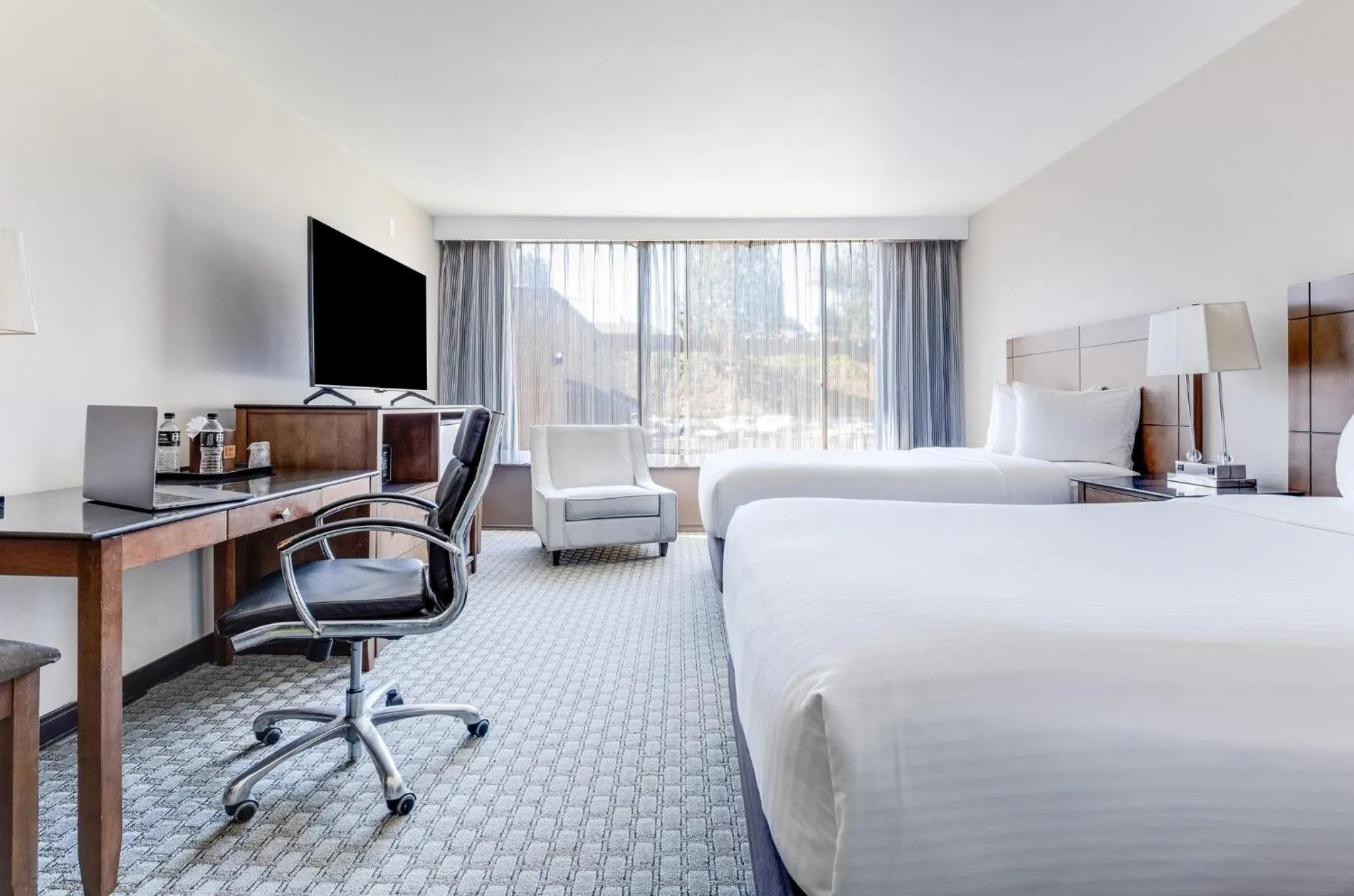 Photo of the whole room, Bed in The Hills Hotel, an IHG Hotel