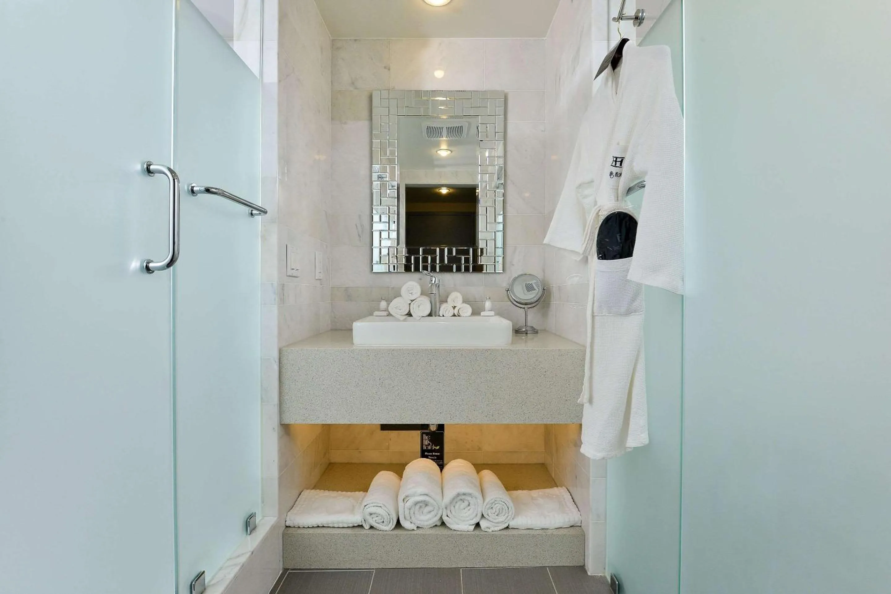 Photo of the whole room in voco Laguna Hills by IHG