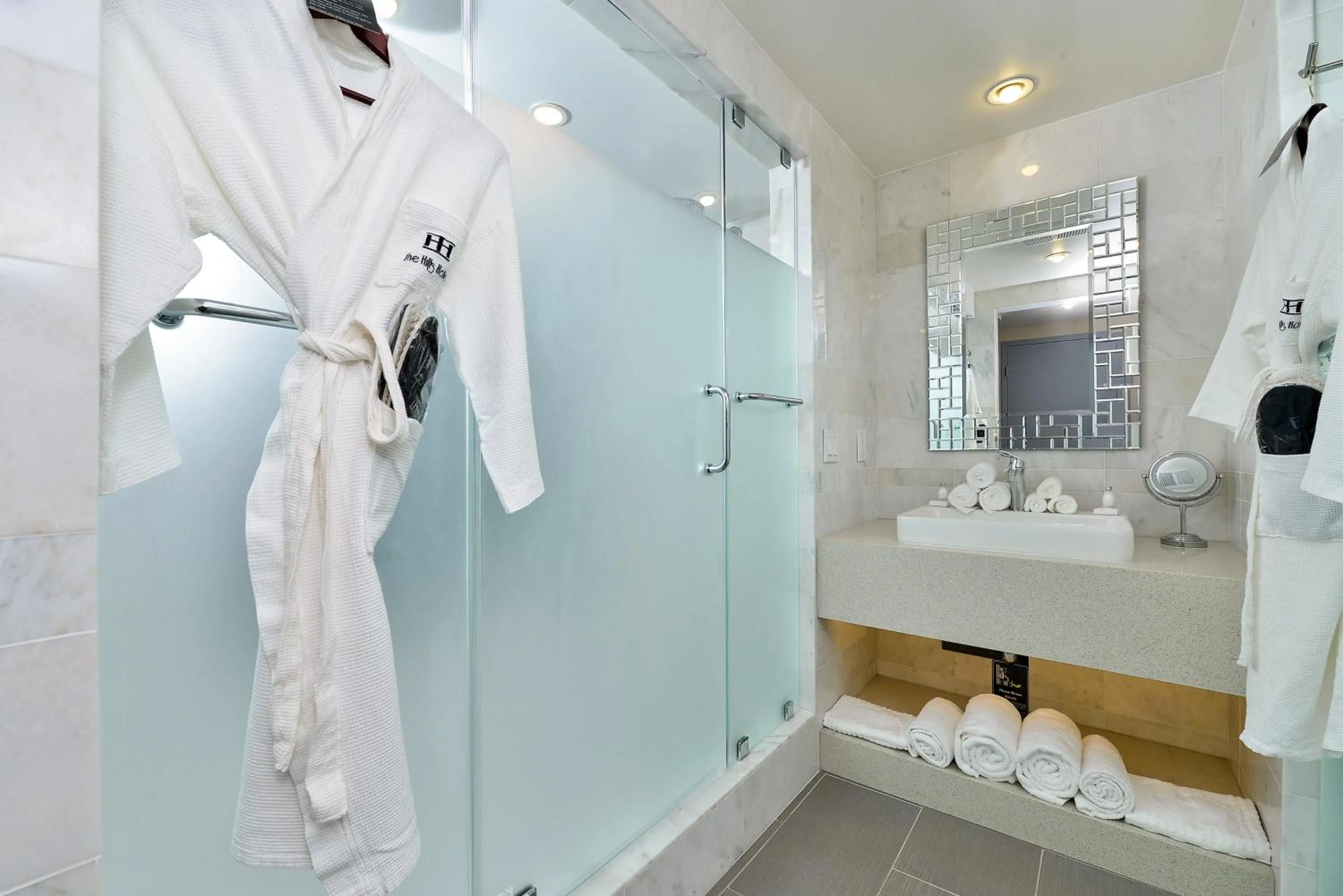 Photo of the whole room in voco Laguna Hills by IHG