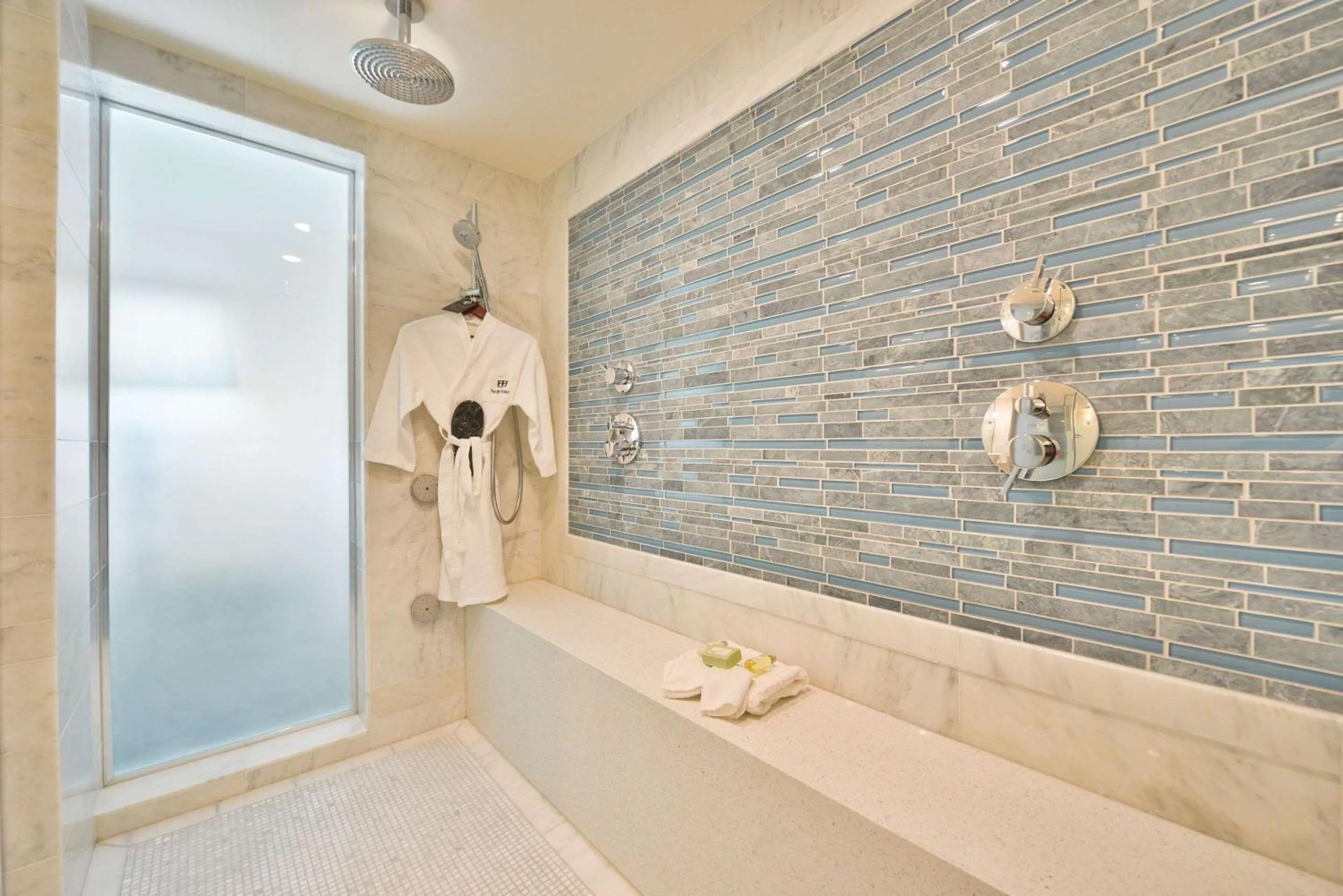 Photo of the whole room in voco Laguna Hills by IHG