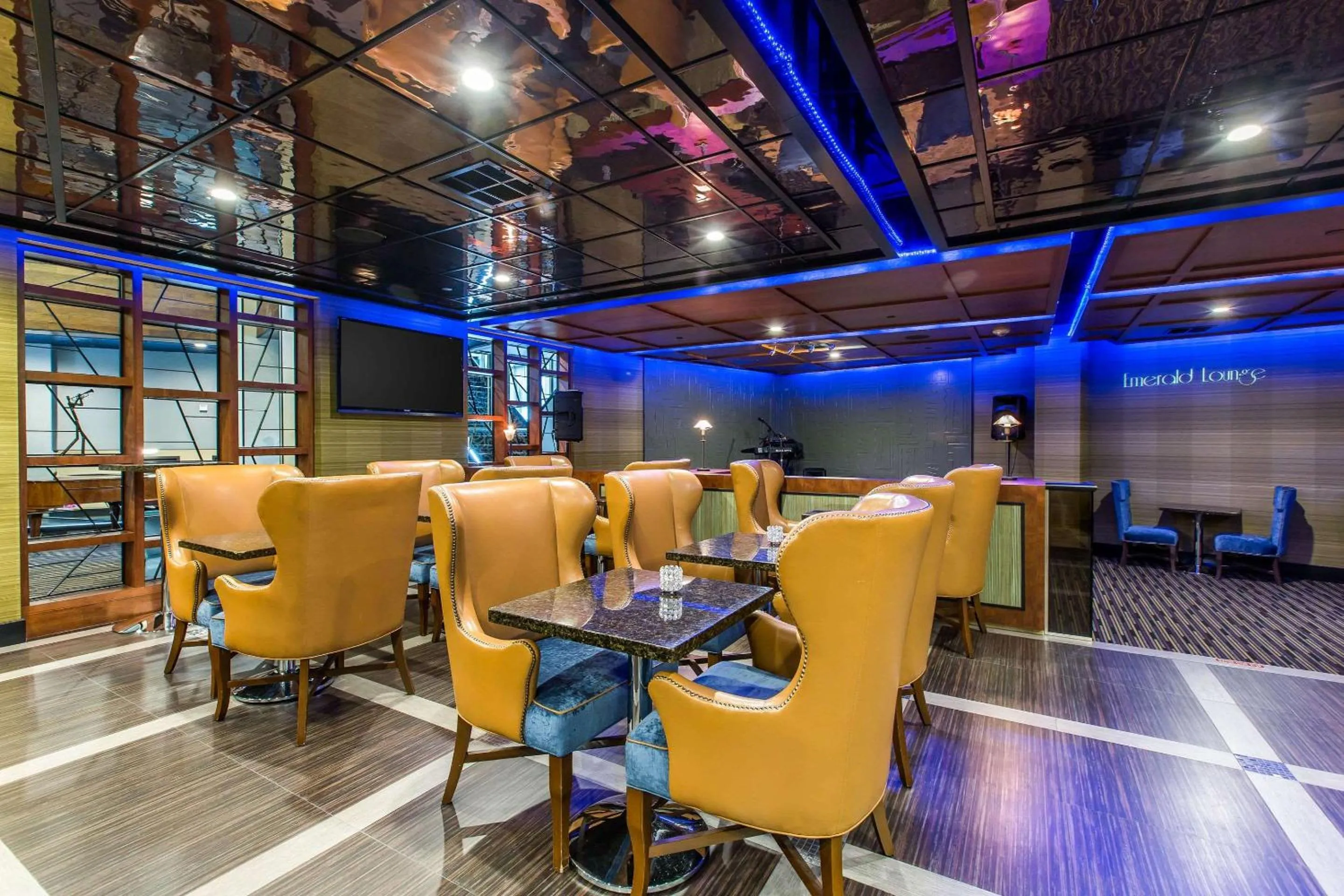 Lounge or bar in voco Laguna Hills by IHG