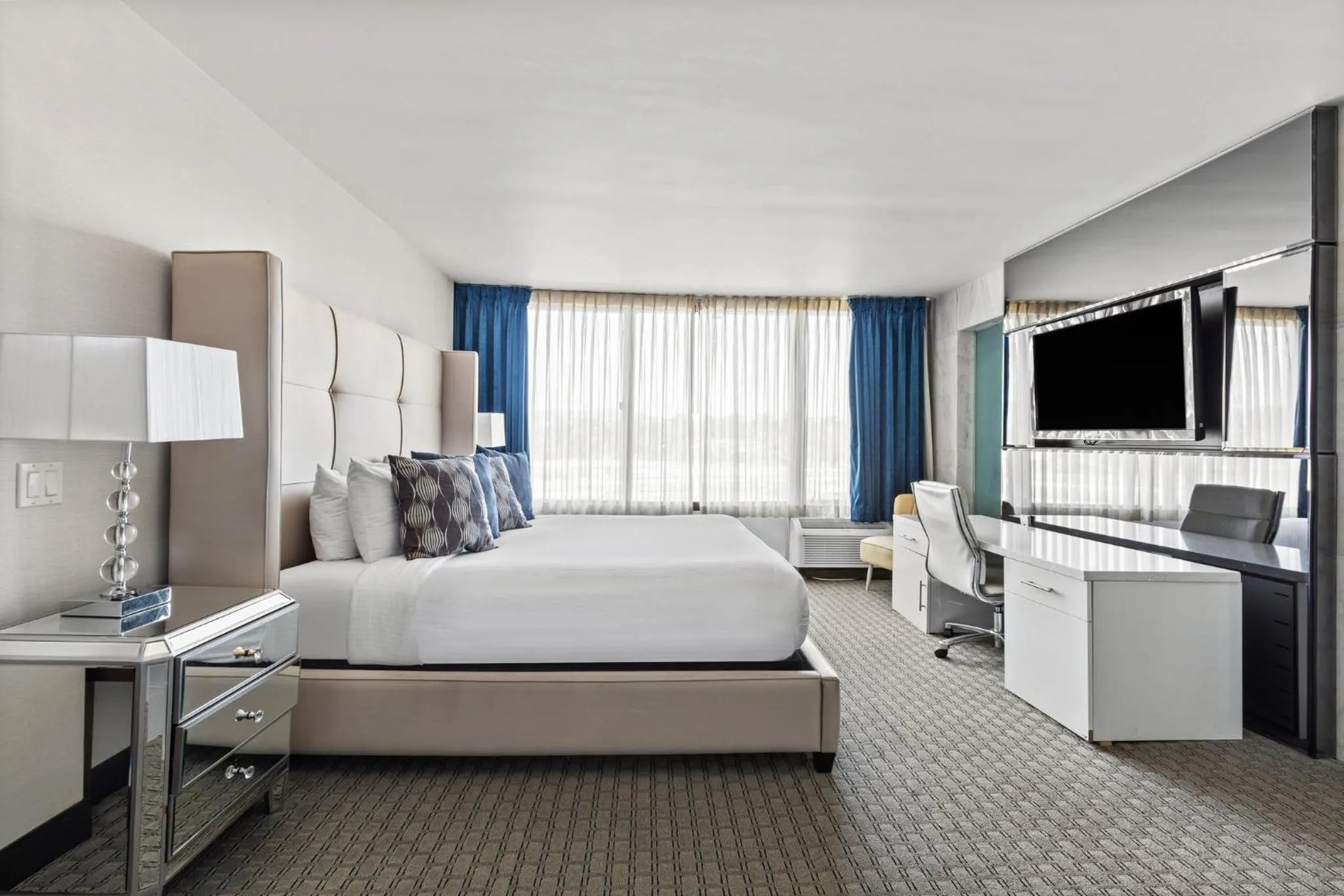 Photo of the whole room, Bed in The Hills Hotel, an IHG Hotel